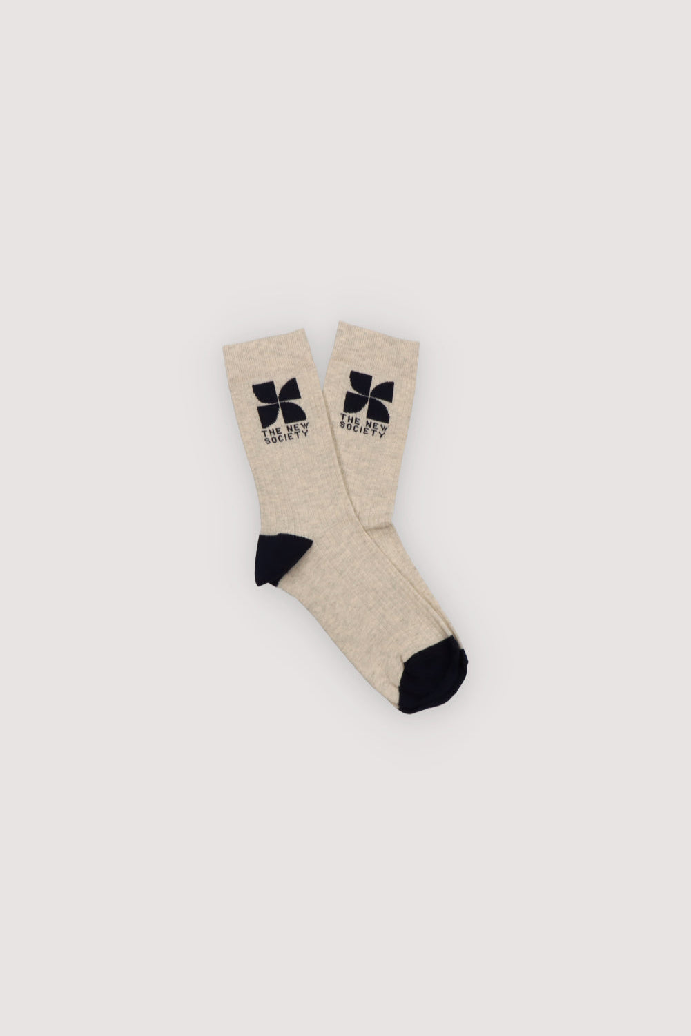 Cotton socks with a contrasting logo on the outer side.