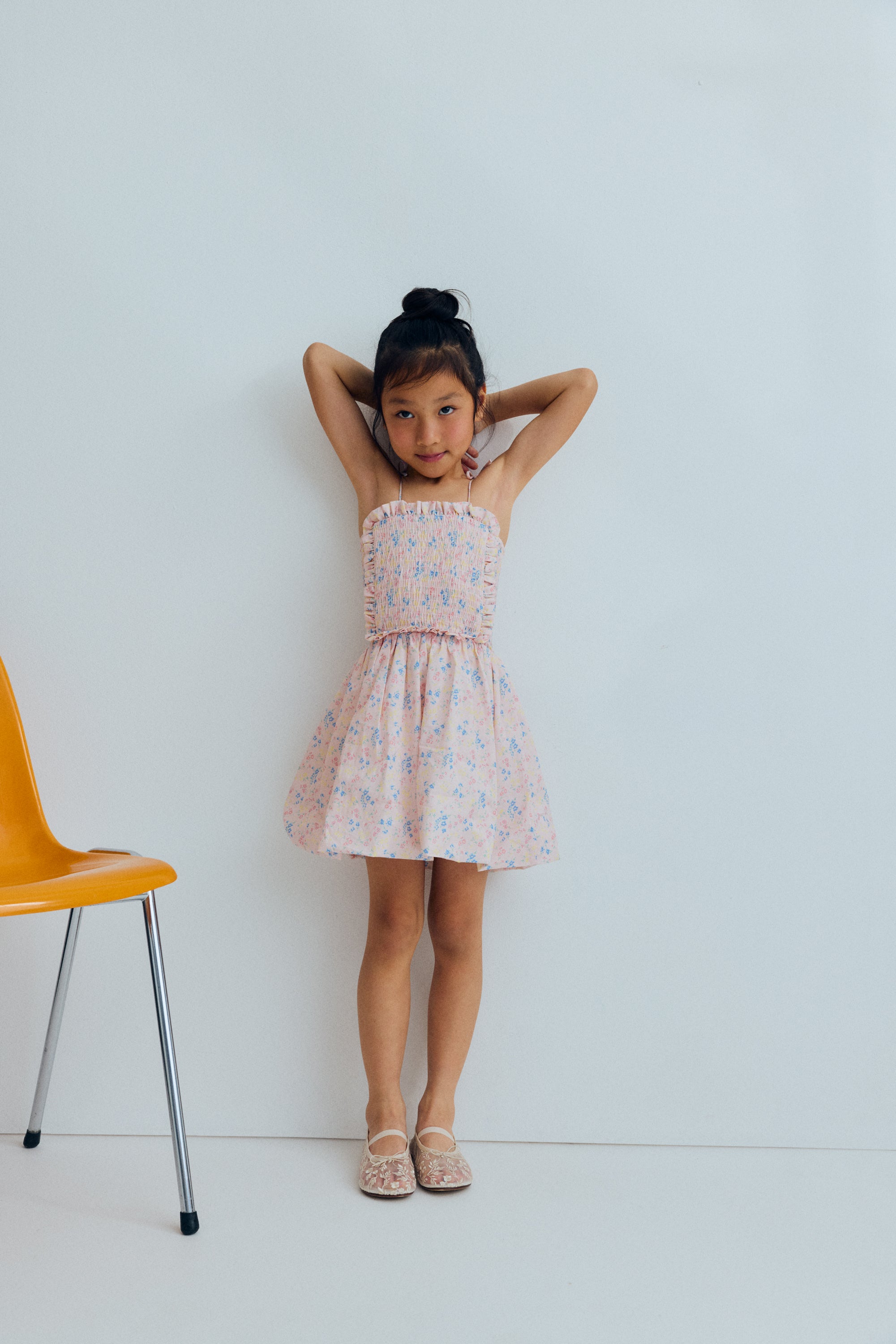 Dress in organic cotton with a lovely floral print, featuring a smocked bodice with delicate ruffle trim for a comfortable and flattering fit