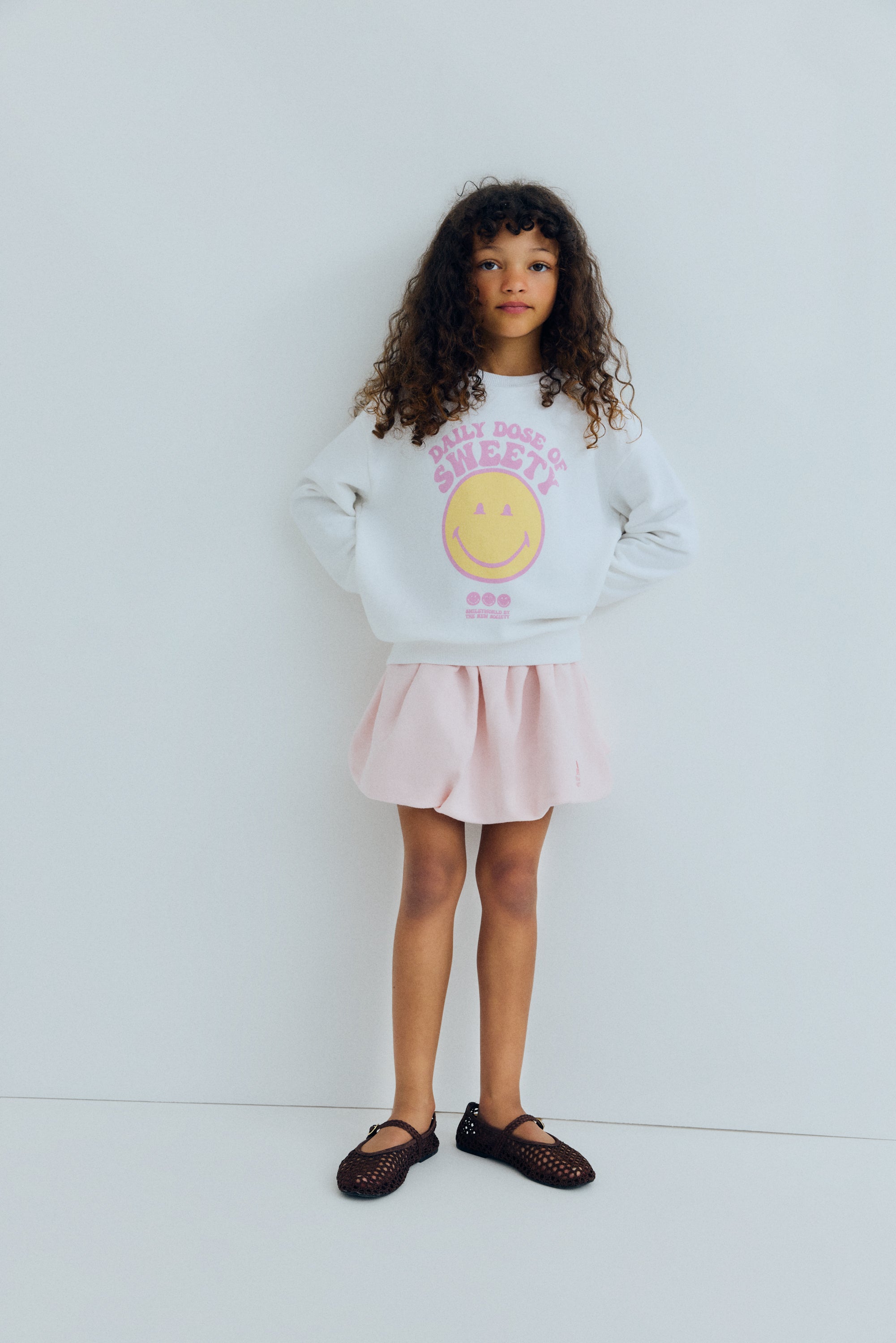 Bring fun and comfort to your child’s wardrobe with this white sweatshirt from ‘The New Society’ x SmileyWorld collaboration.