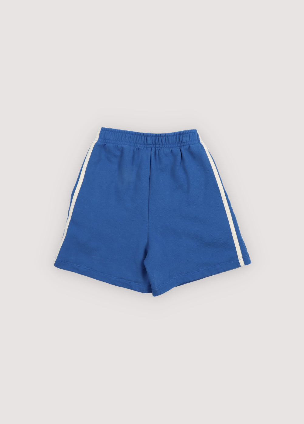 Kids’ blue bermuda shorts made from soft, lightweight fabric for all-day comfort and easy movement.