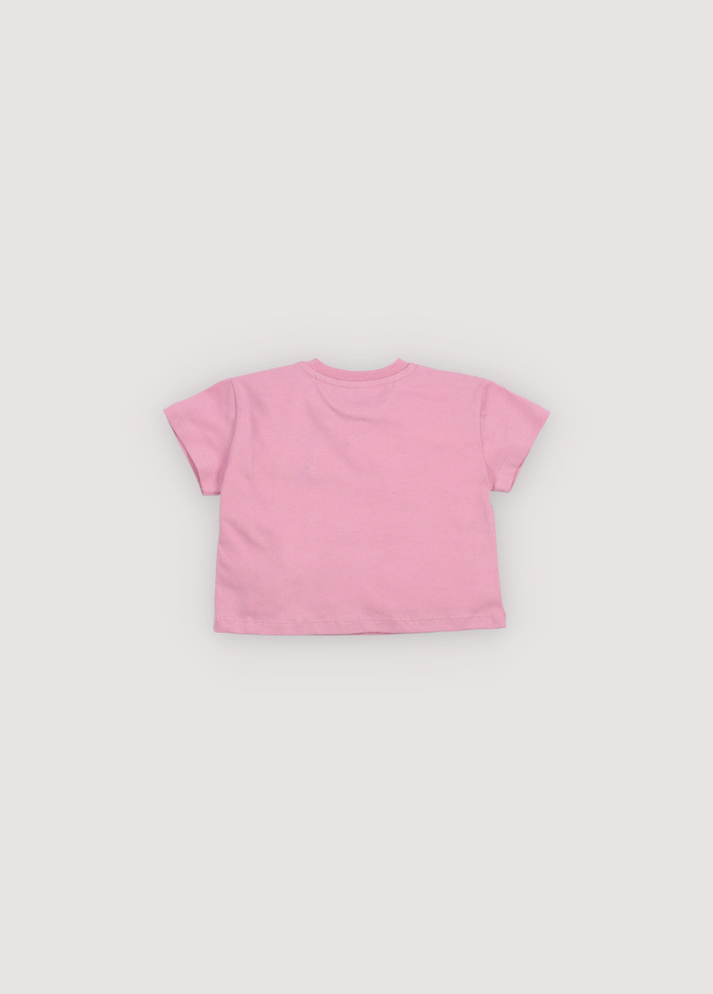 Our classic cotton t-shirt with a contrasting print on the front. It features tone-on-tone snap closures on the shoulder. Brushed on the outside.