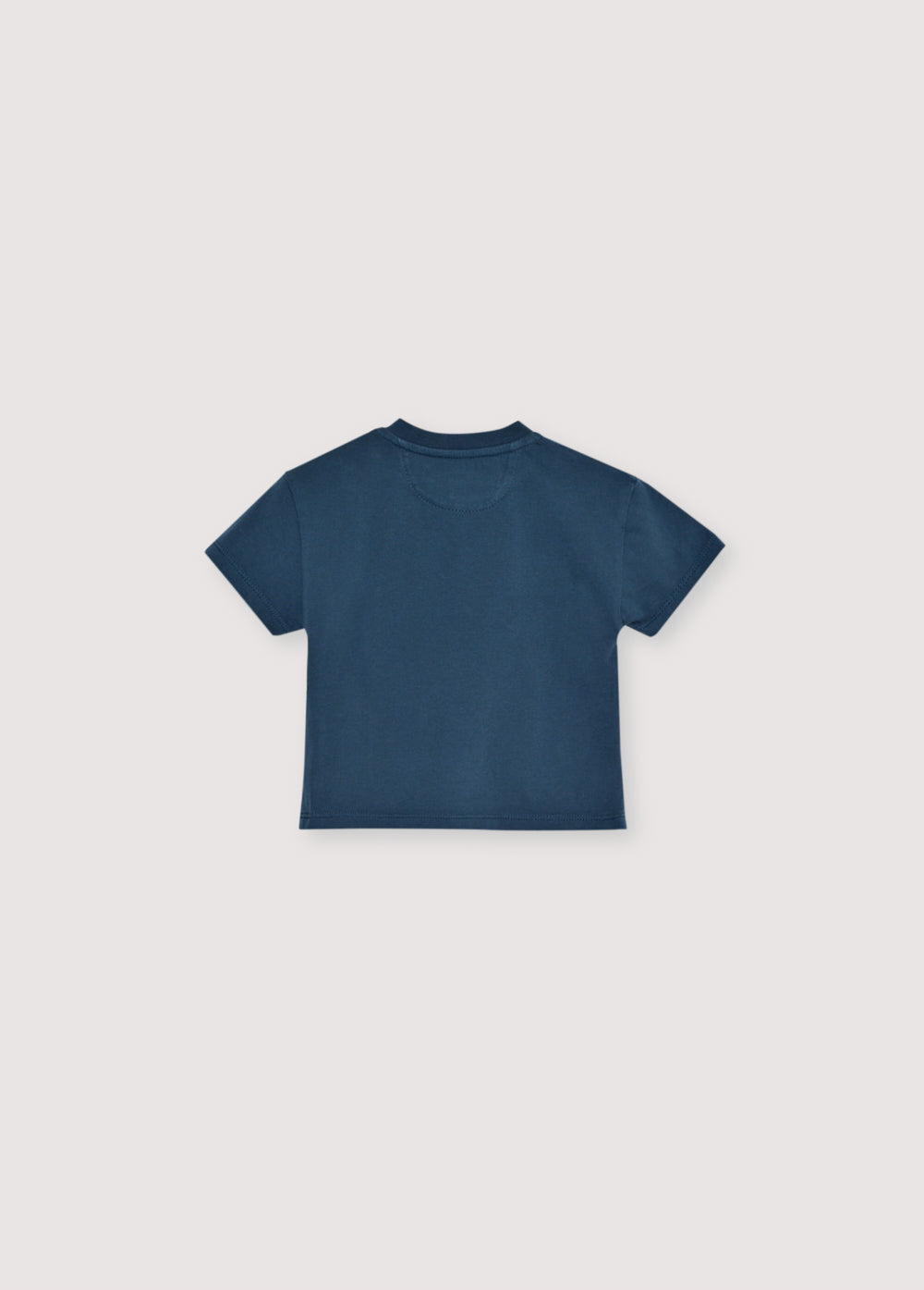 Our classic cotton t-shirt with a contrasting print on the front. It features tone-on-tone snap closures on the shoulder. Brushed on the outside.