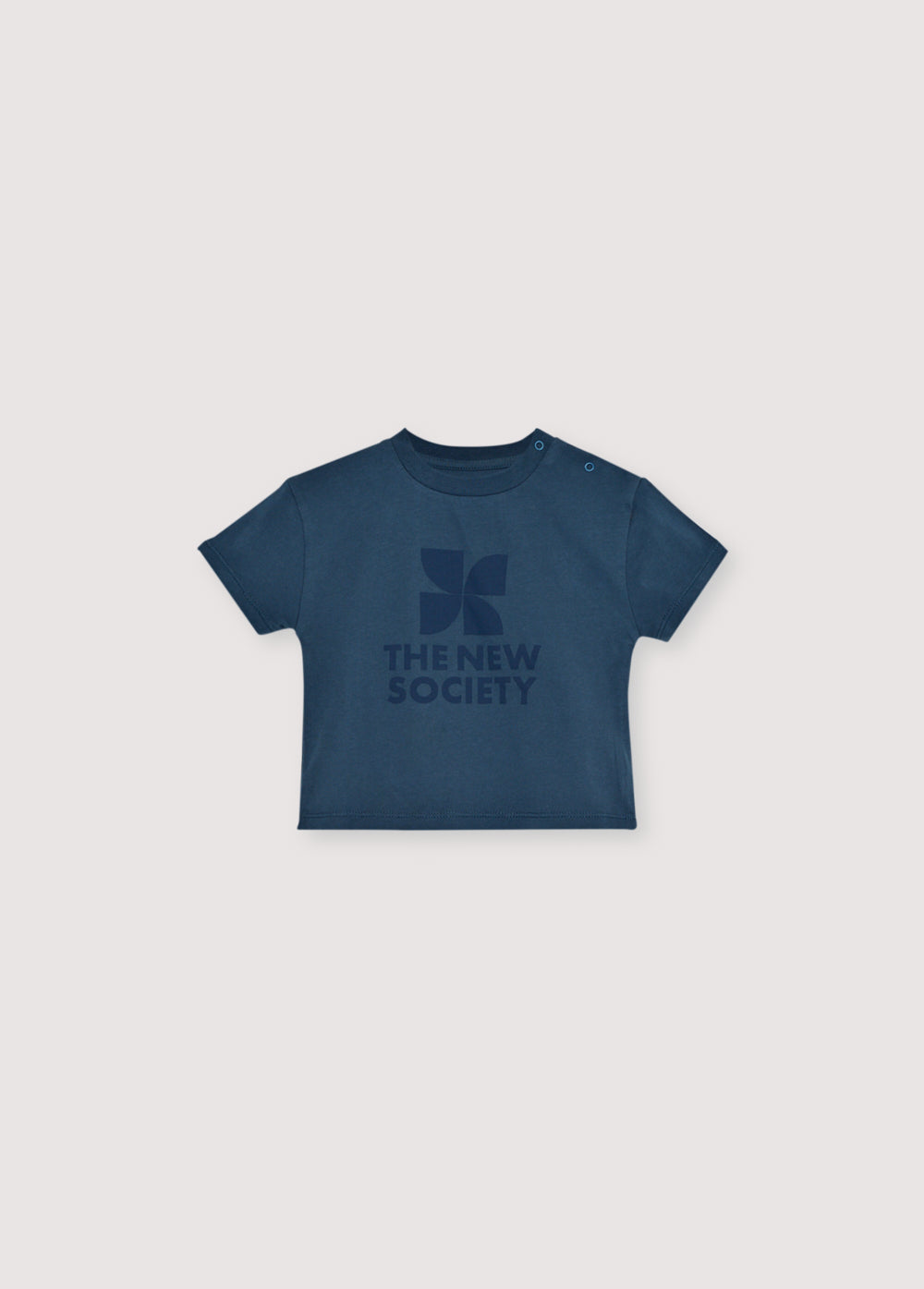 Our classic cotton t-shirt with a contrasting print on the front. It features tone-on-tone snap closures on the shoulder. Brushed on the outside.