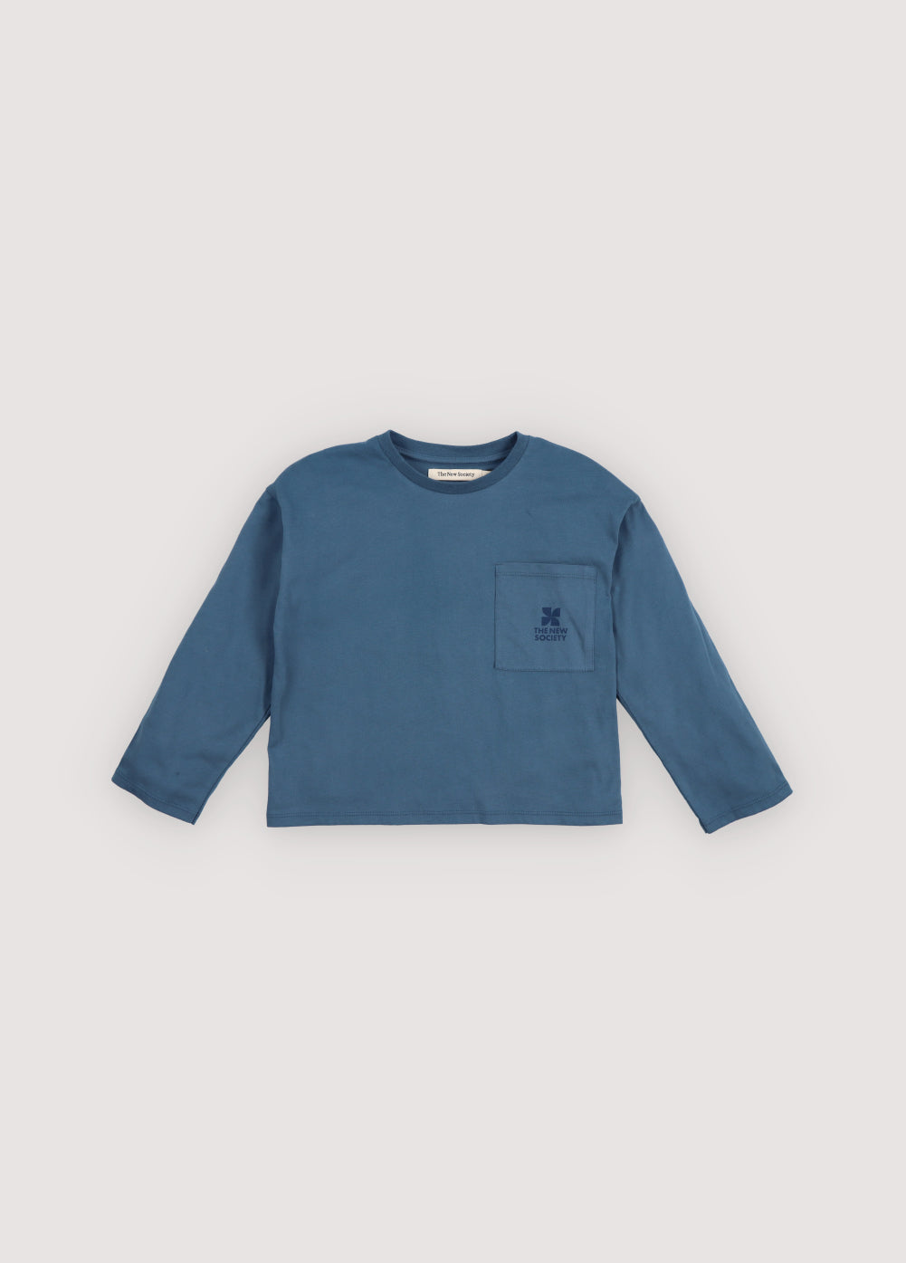 Long-sleeve t-shirt with a patch pocket and a contrasting logo.