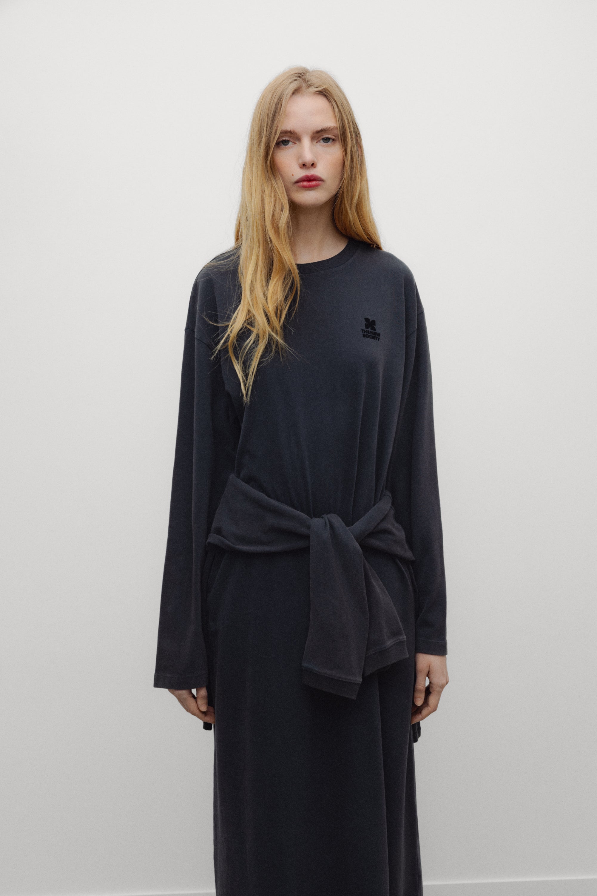 Langes Damenkleid mit TNS-Logo