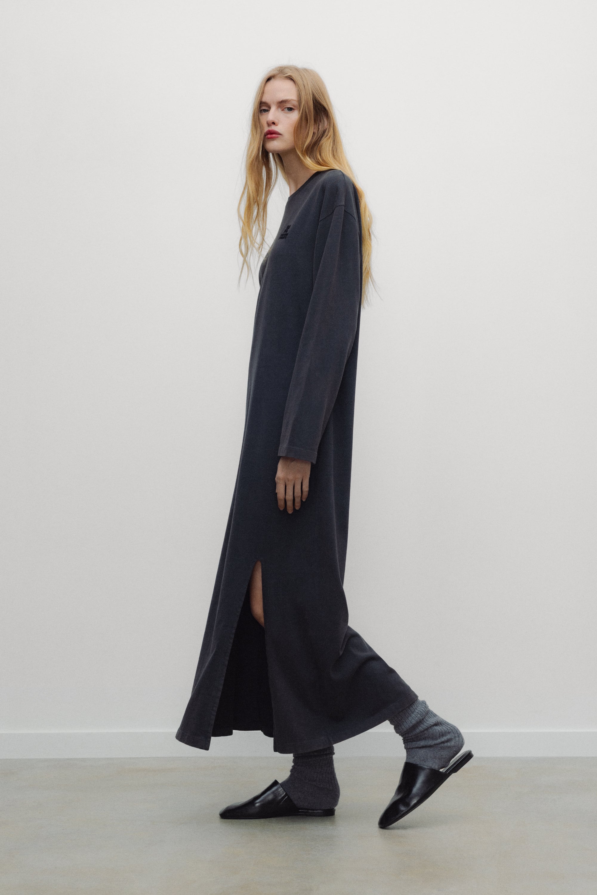 Langes Damenkleid mit TNS-Logo