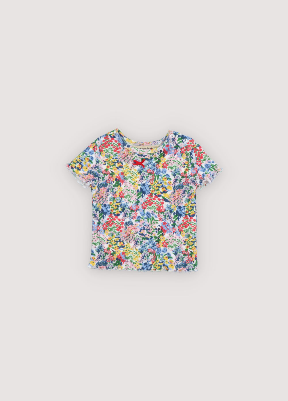 Camiseta en tejido de canalé fino y suave con un bonito estampado de flores, escote redondo y puños y bajo rematados con un delicado overlock baby.