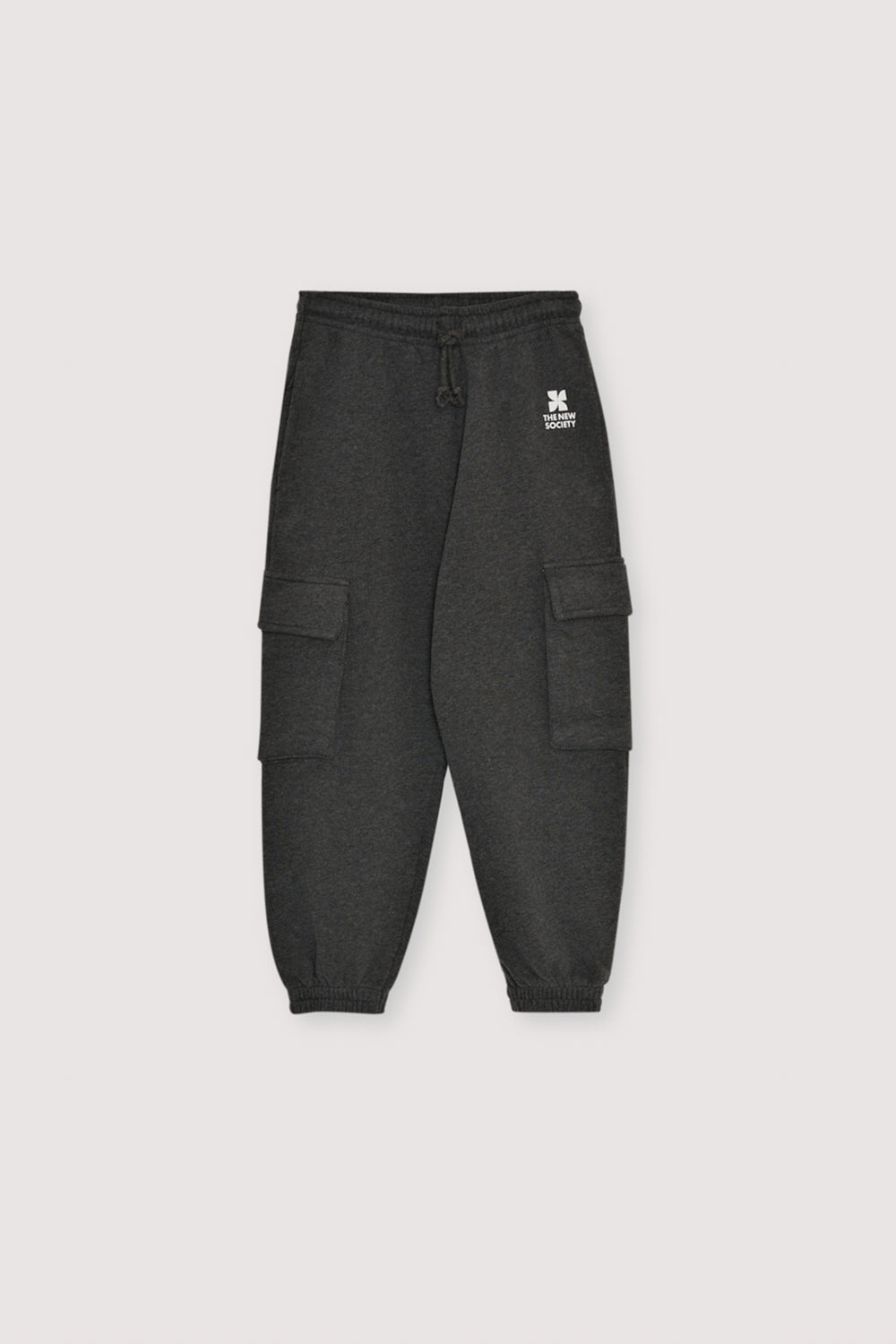 Cargo-style joggers with an elastic waistband and cuffs, featuring two cargo pockets and a print detail on the front side. Brushed on the inside and outside.