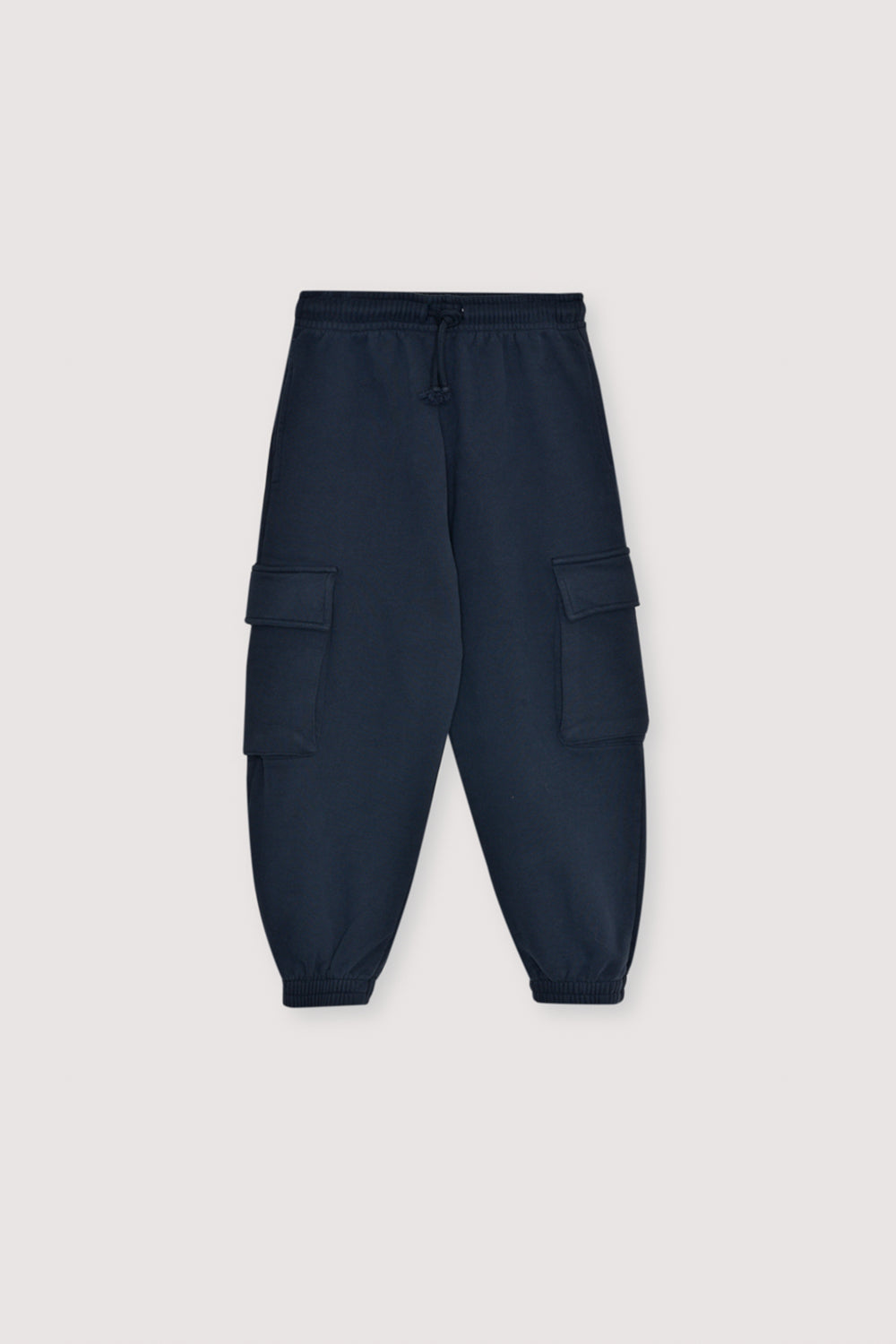 Cargo-style joggers with an elastic waistband and cuffs, featuring two cargo pockets. Brushed on the inside and outside.