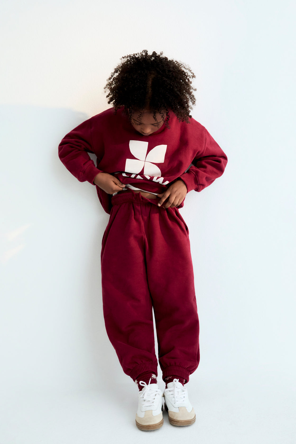 Fleece joggers brushed inside and outside with an adjustable elastic waistband and drawstring, and elastic cuffs. Perfect for creating a comfortable total look with the matching sweatshirt. It features a brand print detail on the front side. Brushed on the inside and outside.