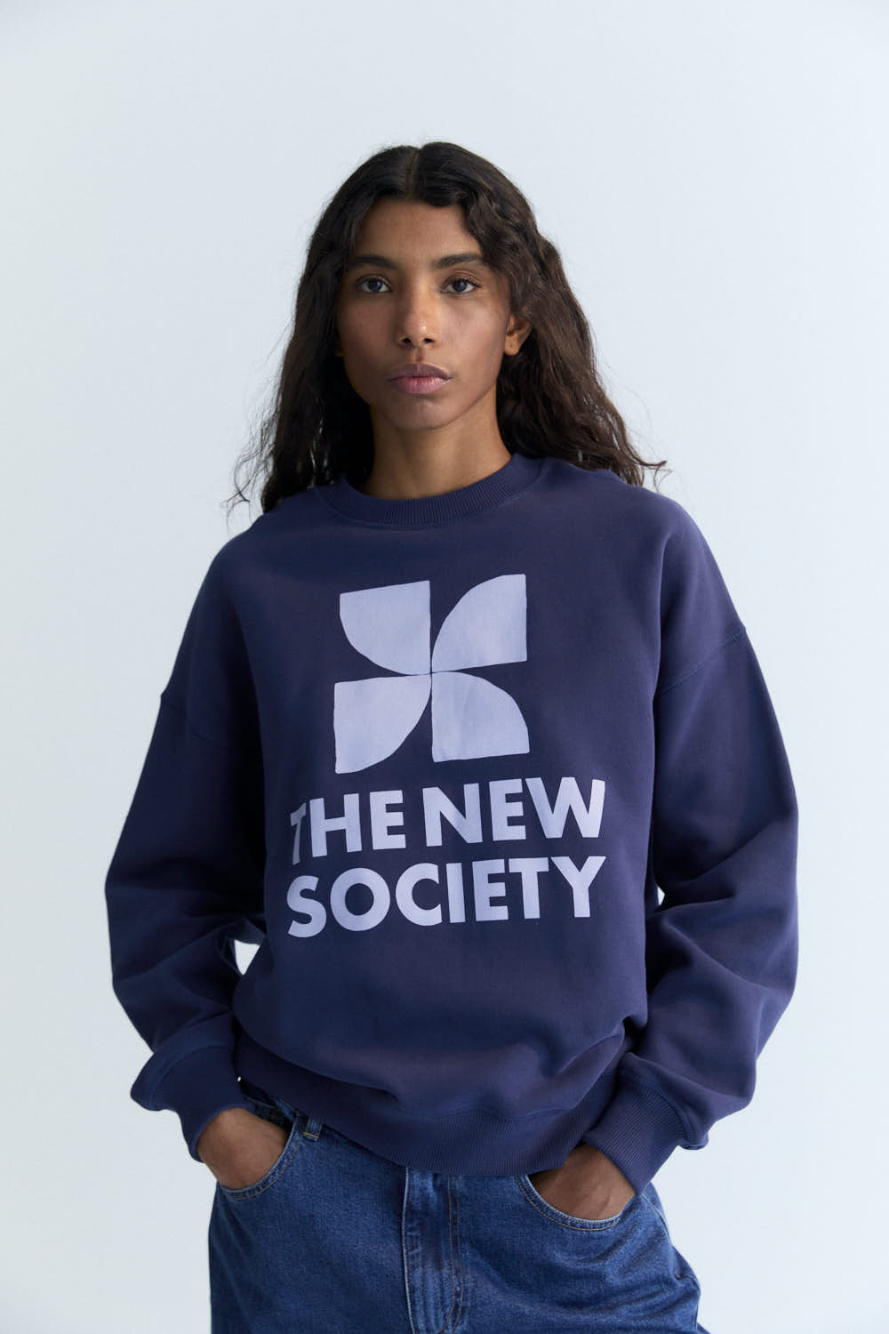 Our classic sweatshirt with a contrasting logo print on the front. Brushed on the inside and outside.