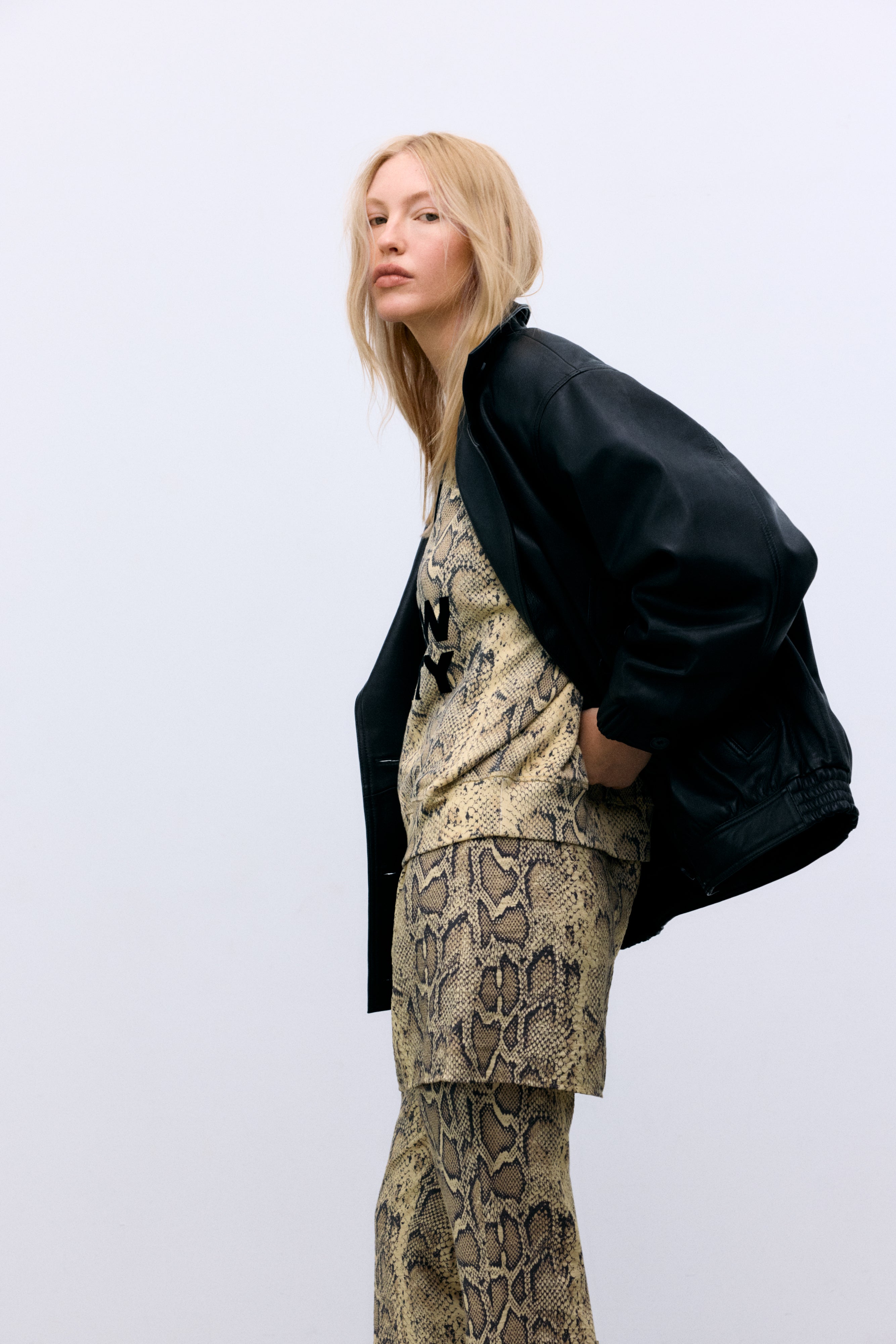 Women’s sweatshirt featuring the new collection logo. Made from cotton with elastane for added comfort and flexibility.