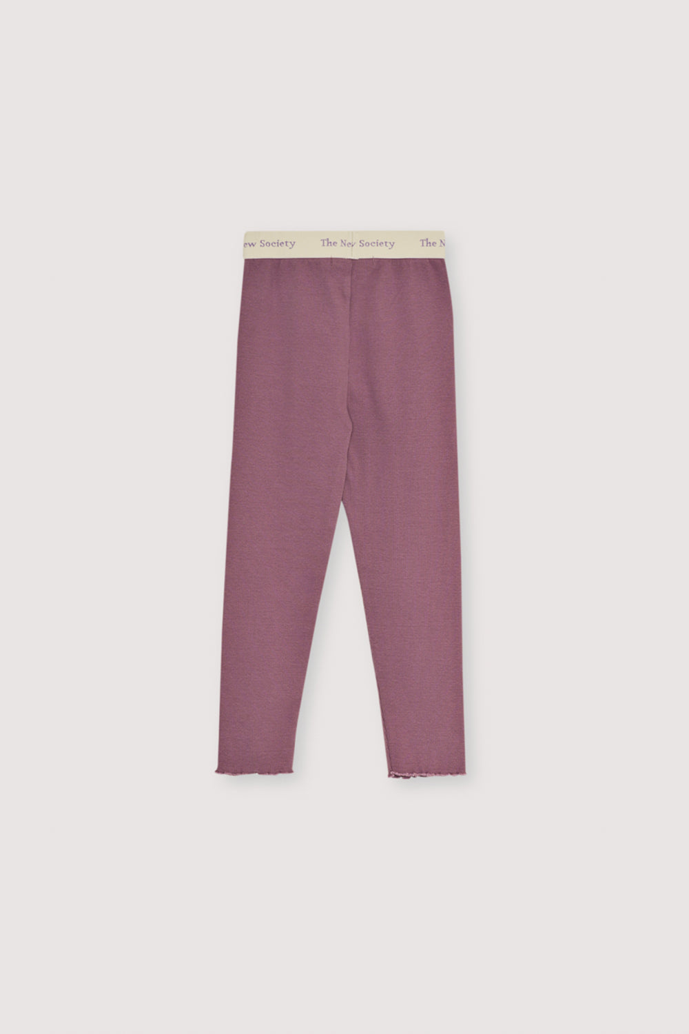 These classic ribbed leggings in Grape Bliss are designed for comfort and everyday movement. Featuring a soft, elastic waistband with logo detail, they offer a secure fit with a clean, sporty look.