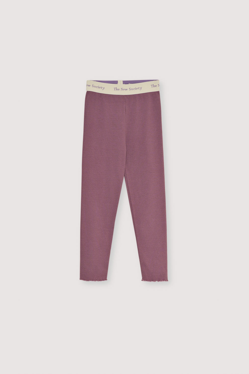 These classic ribbed leggings in Grape Bliss are designed for comfort and everyday movement. Featuring a soft, elastic waistband with logo detail, they offer a secure fit with a clean, sporty look.