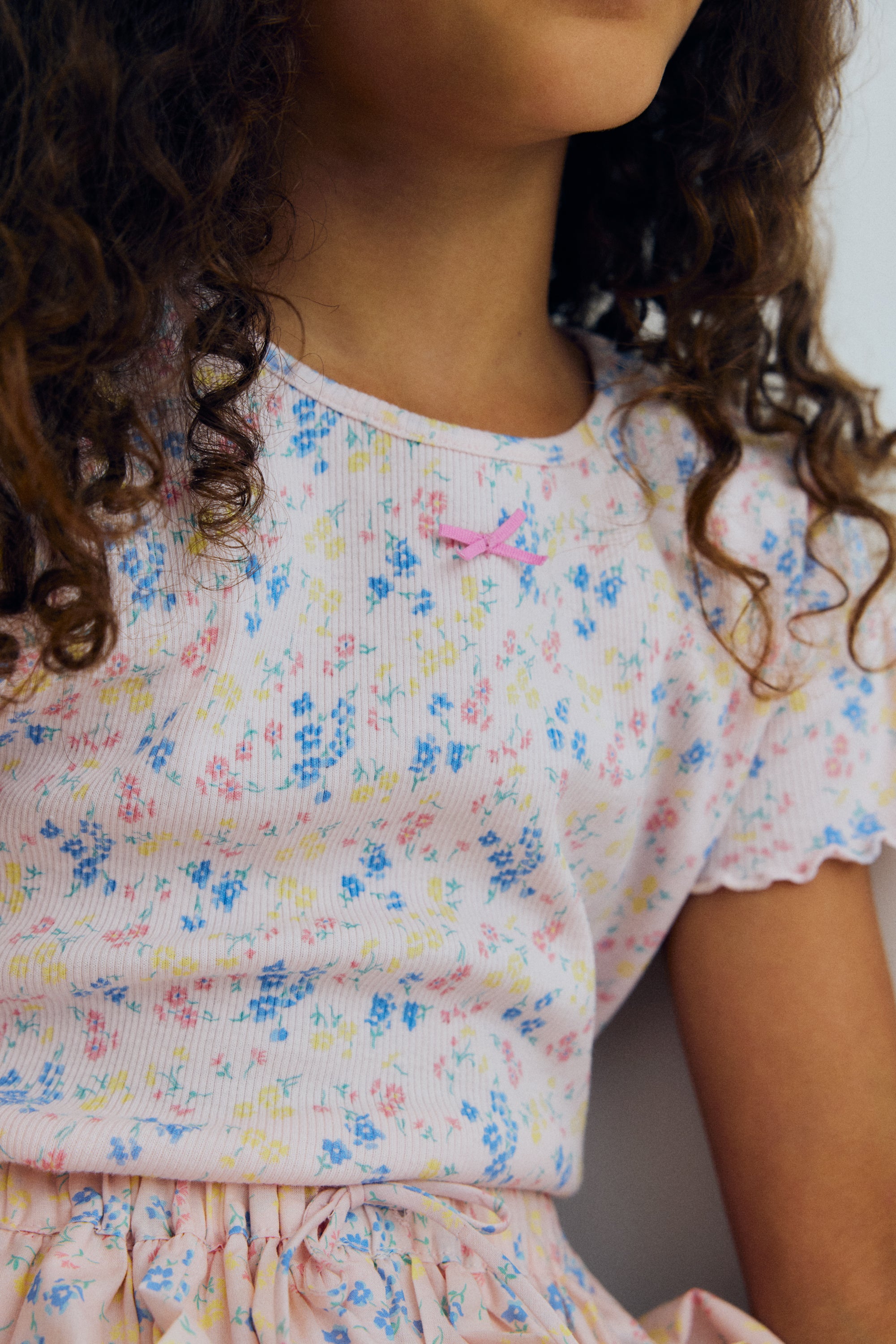 Tee in fine, soft rib fabric featuring a beautiful flower print and a round neckline.