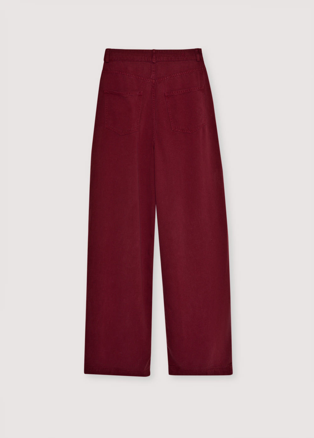 One of our bestsellers: straight-leg Tencel trousers with pleat details, available in three colors. It comes with a matching shirt to create a complete, coordinated look.