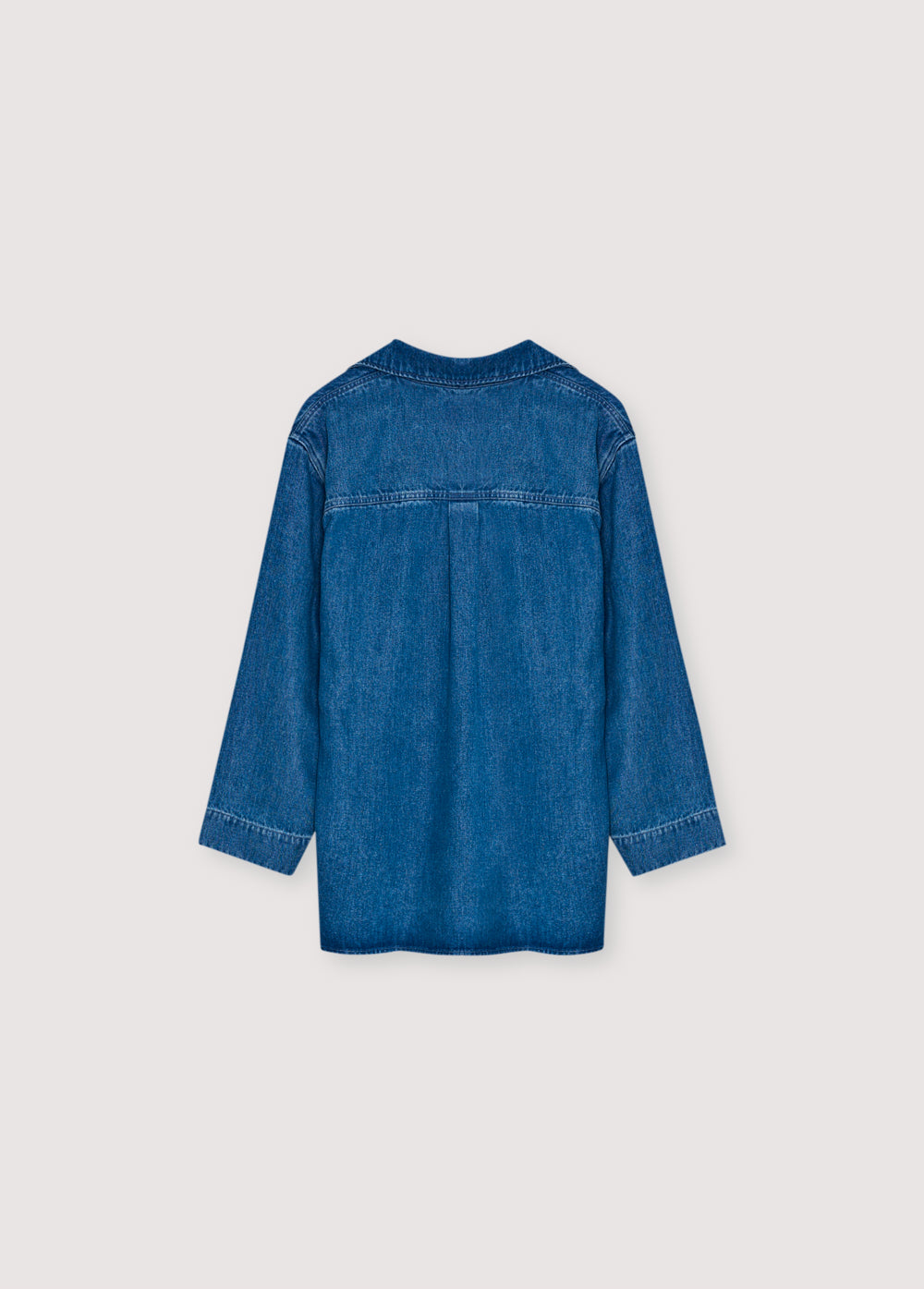 Crafted from 100% Tencel for a soft, lightweight feel, this polo-style shirt features an oversized fit and a front opening with hidden buttons.