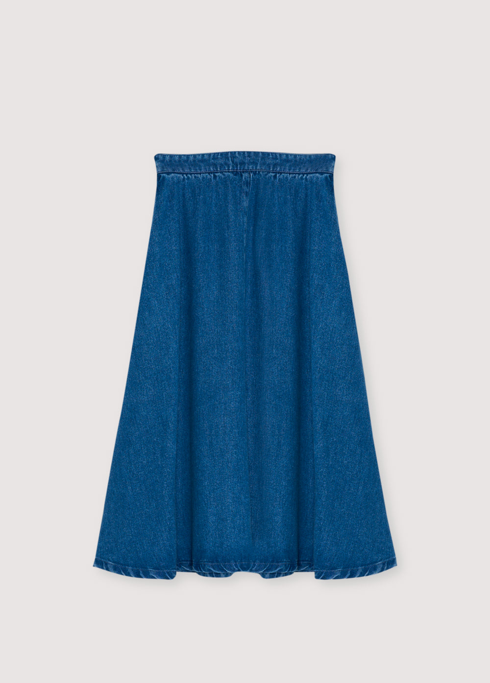 Crafted from 100% Tencel, this midi skirt features a voluminous silhouette and practical side pockets.