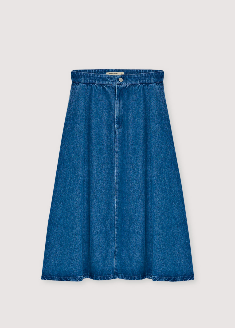 Crafted from 100% Tencel, this midi skirt features a voluminous silhouette and practical side pockets.