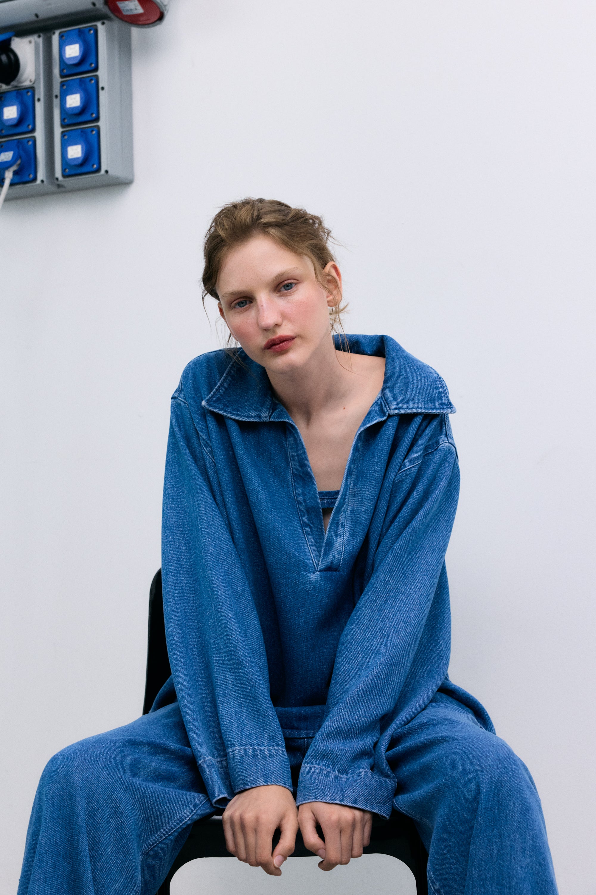 Crafted from 100% Tencel for a soft, lightweight feel, this polo-style shirt features an oversized fit and a front opening with hidden buttons.