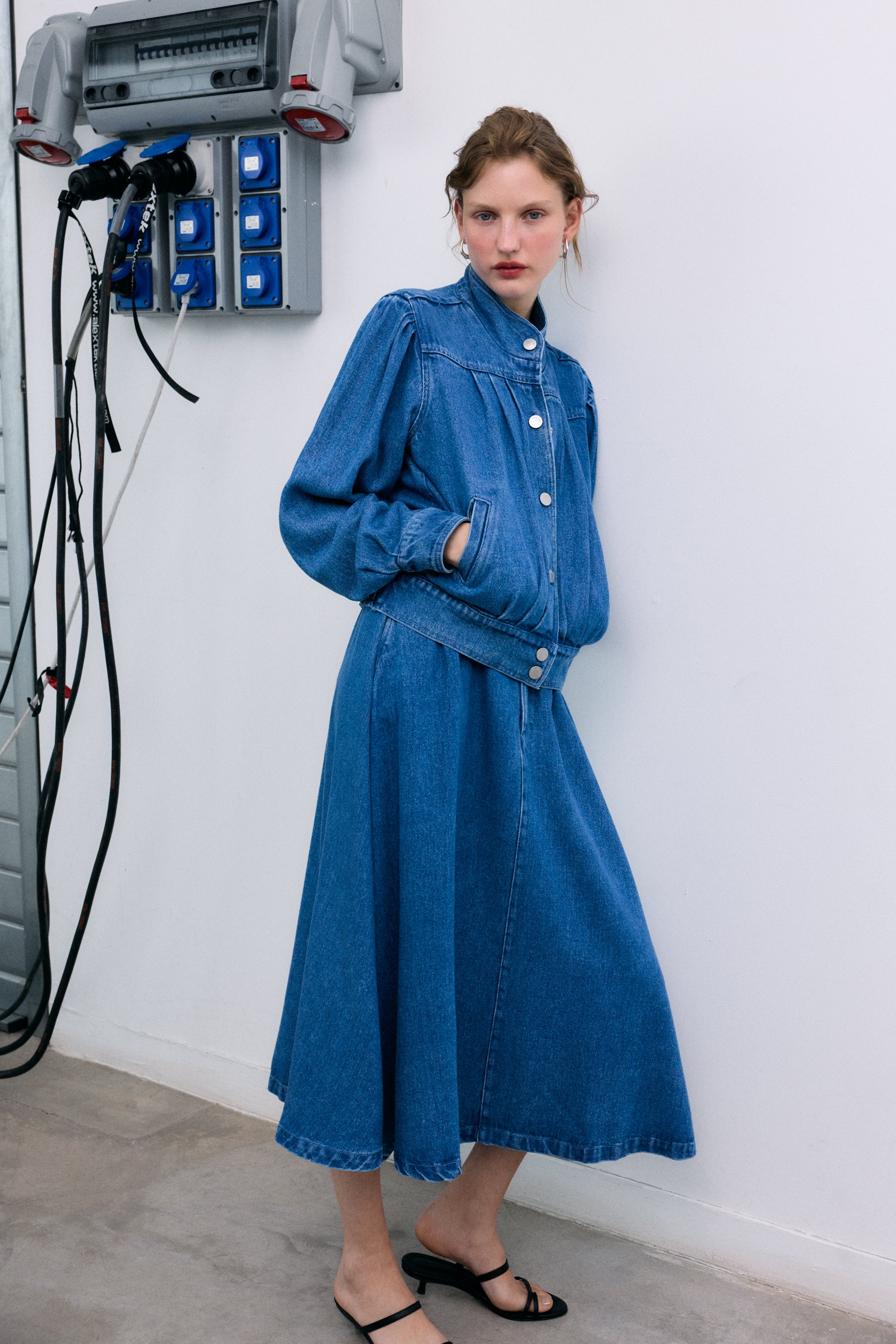 Crafted from 100% Tencel, this midi skirt features a voluminous silhouette and practical side pockets.