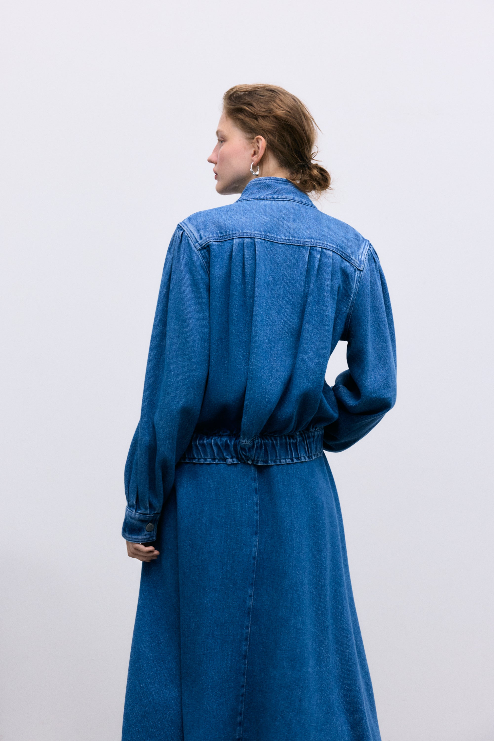 Crafted from 100% Tencel, this midi skirt features a voluminous silhouette and practical side pockets.