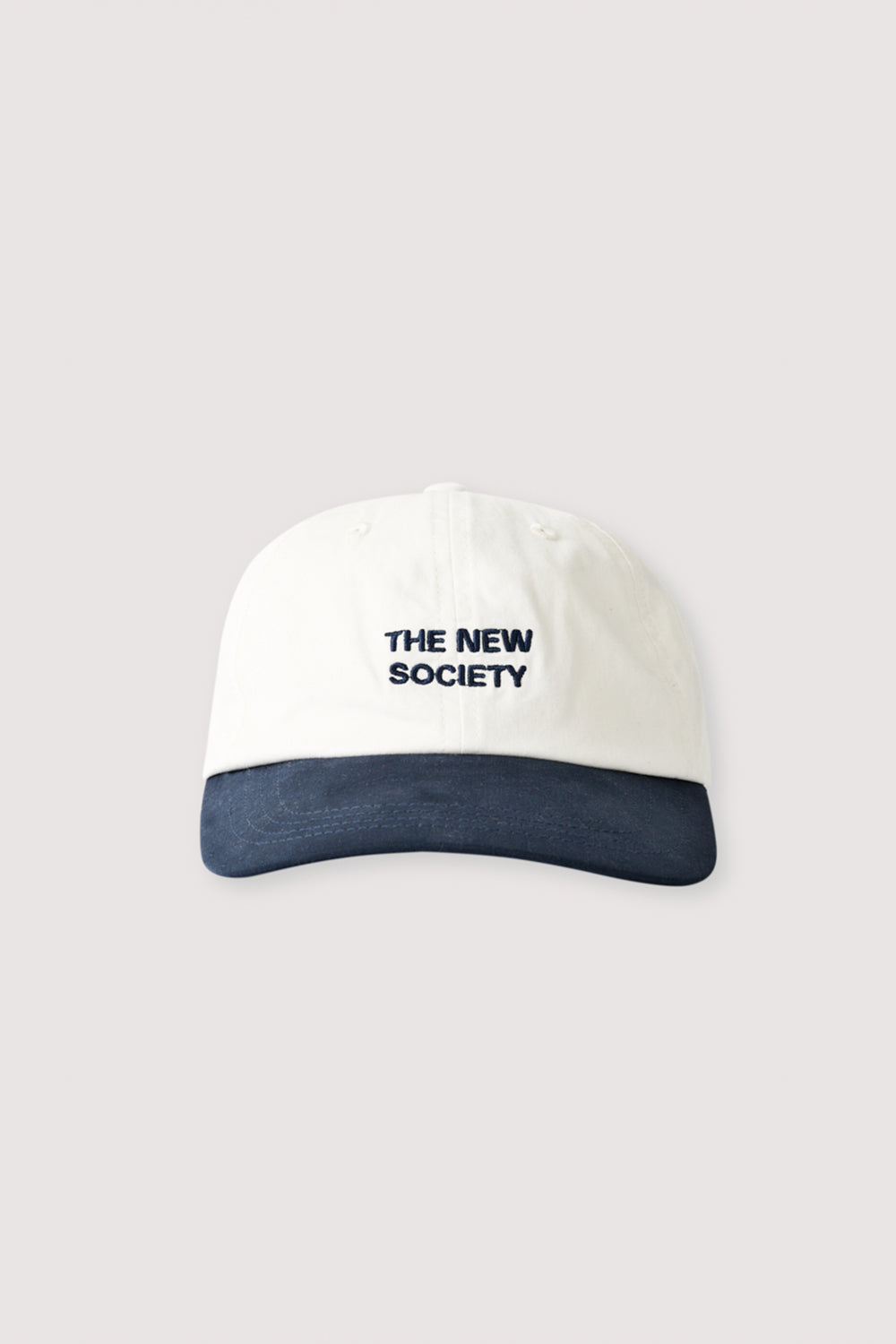 Bicolor cap in canvas quality with contrasting embroidery detail. Adjustable at back.