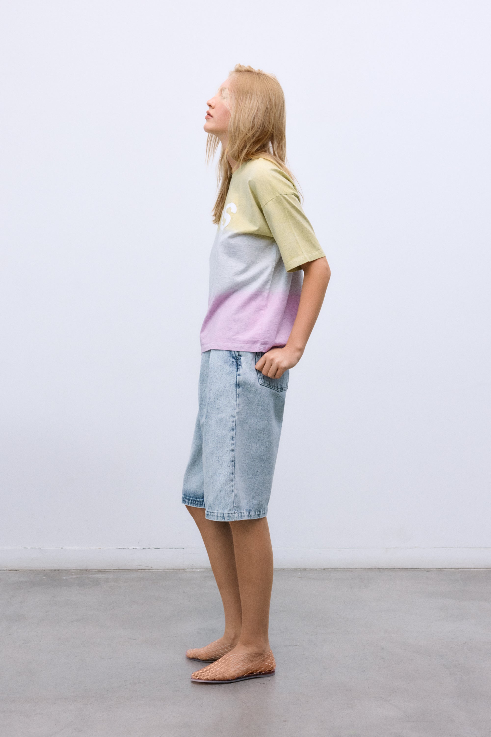 Confeccionada con punto de algodón 100 % orgánico, esta camiseta presenta un acabado suave y cómodo y un elegante efecto teñido anudado en dos tonos.