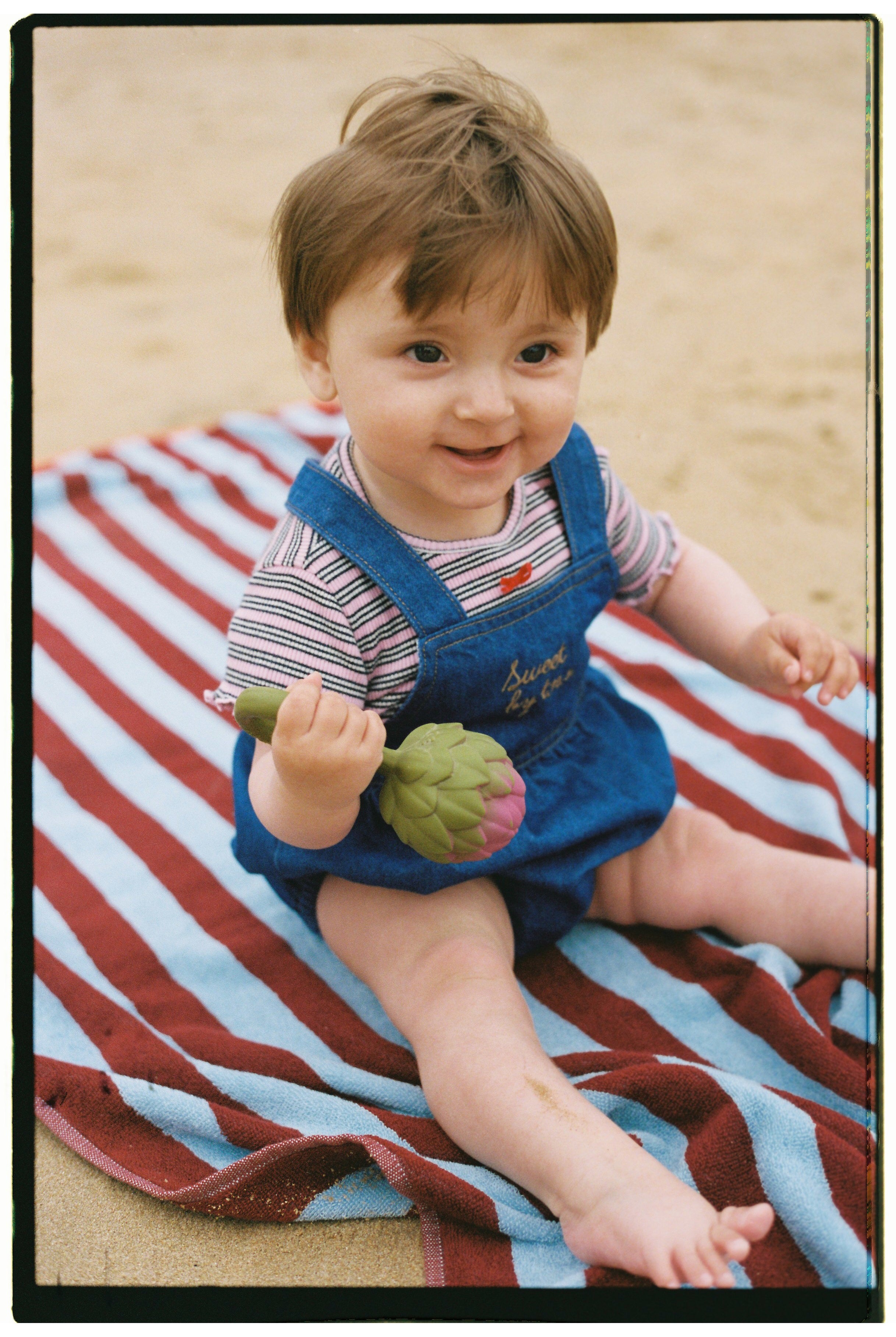 Pelele para bebé confeccionado en denim 100% algodón.