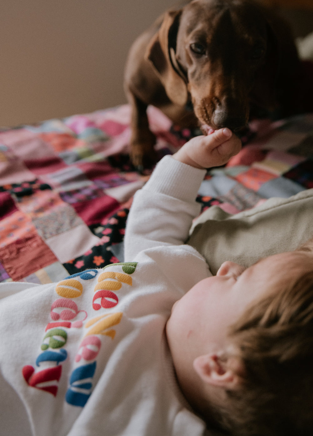 Sudadera confeccionada en suave tejido de elastano de algodón que presenta un divertido y colorido estampado de la marca en técnica de acolchado.