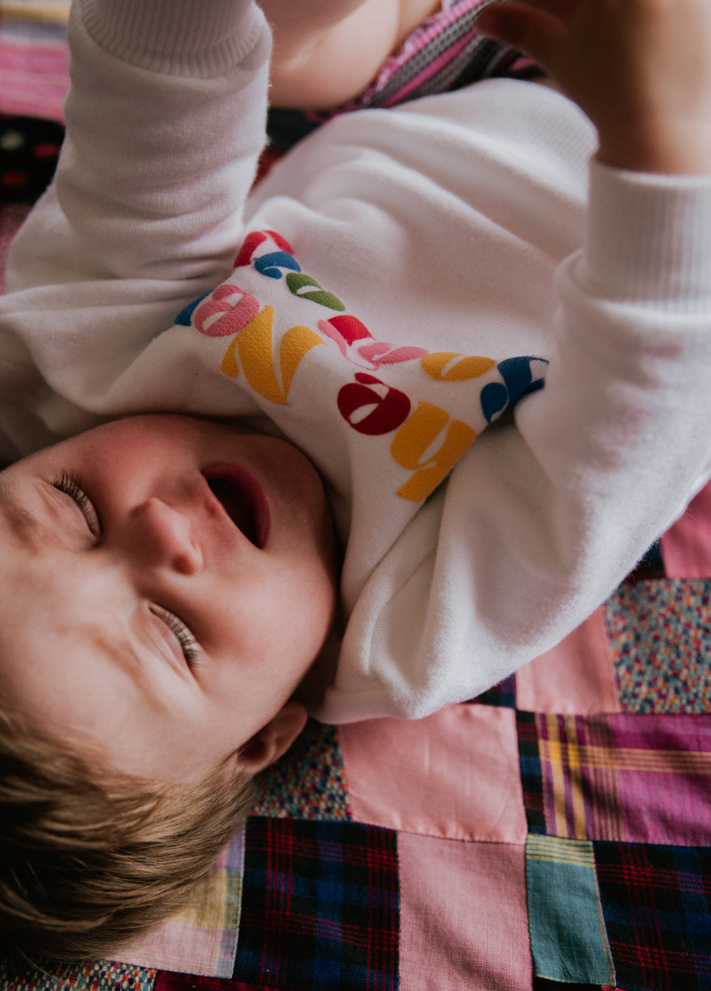 Sudadera confeccionada en suave tejido de elastano de algodón que presenta un divertido y colorido estampado de la marca en técnica de acolchado.