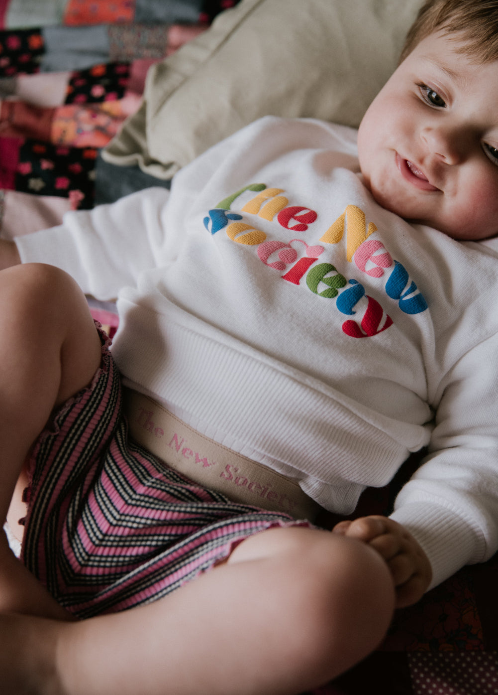 Sudadera confeccionada en suave tejido de elastano de algodón que presenta un divertido y colorido estampado de la marca en técnica de acolchado.