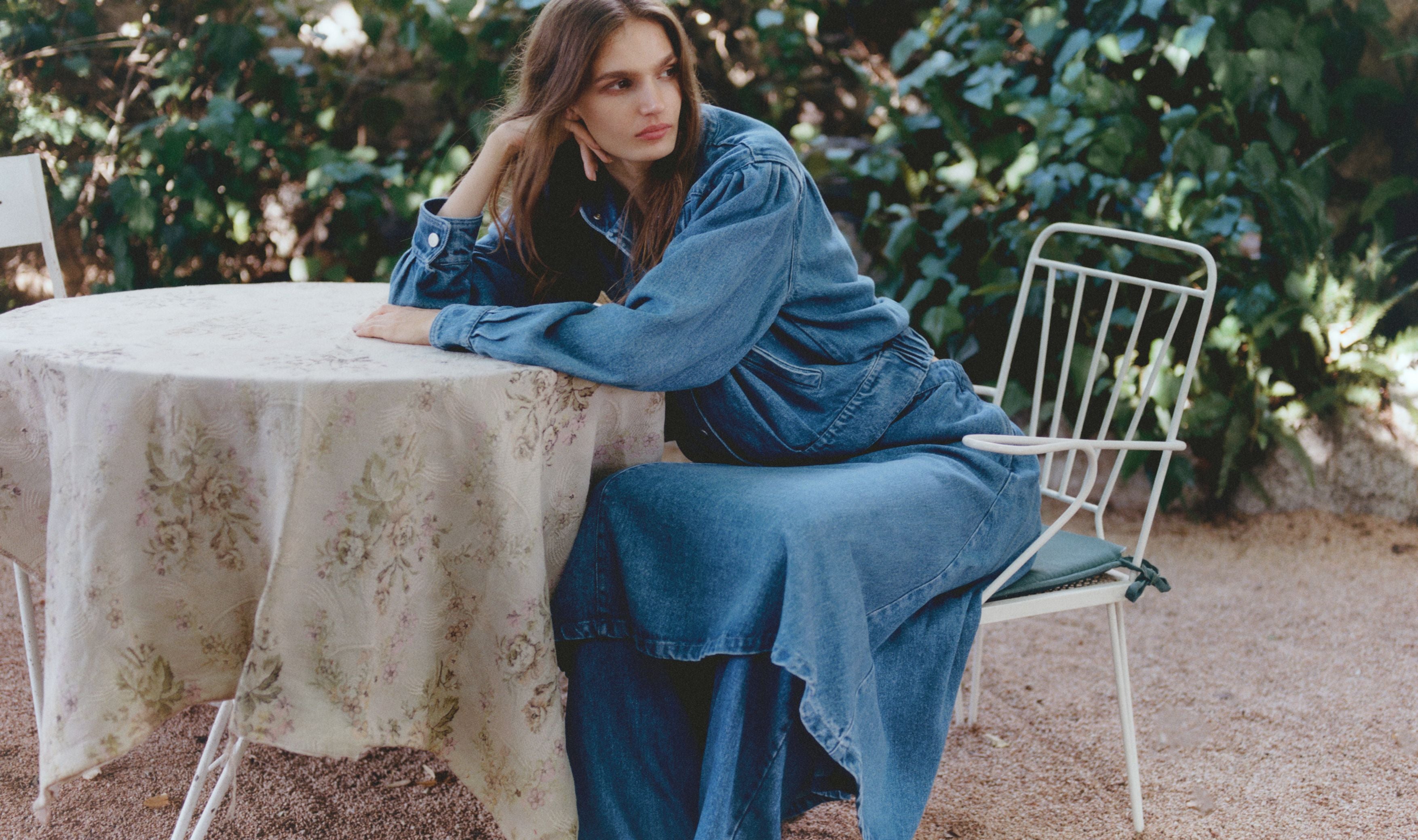 Crafted from 100% Tencel, this midi skirt features a voluminous silhouette and practical side pockets.