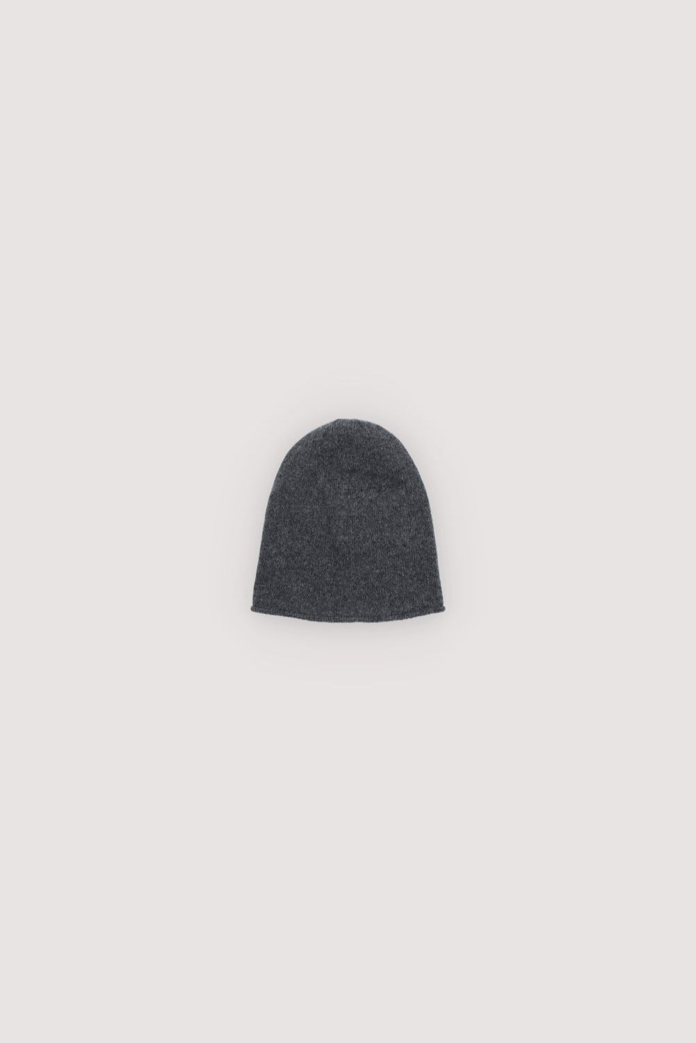 Bonnet en maille de cachemire côtelé, disponible en trois couleurs et associé à l'écharpe assortie.
