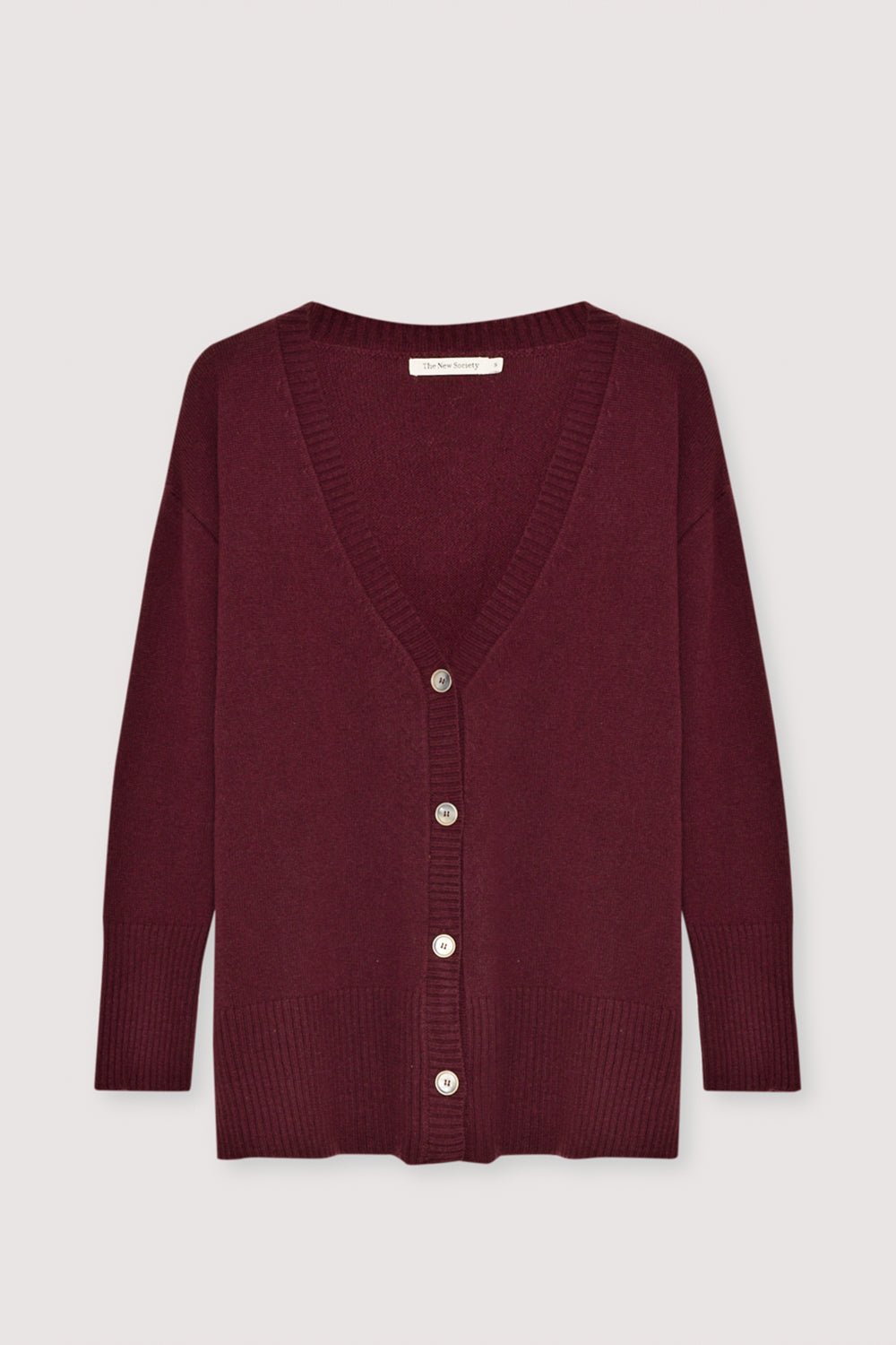 Cardigan surdimensionné en cachemire conçu pour une coupe décontractée et confortable, doté de boutons ton sur ton pour un look épuré et minimaliste. Parfait à superposer, il allie une douceur luxueuse à un style sans effort pour un usage quotidien.