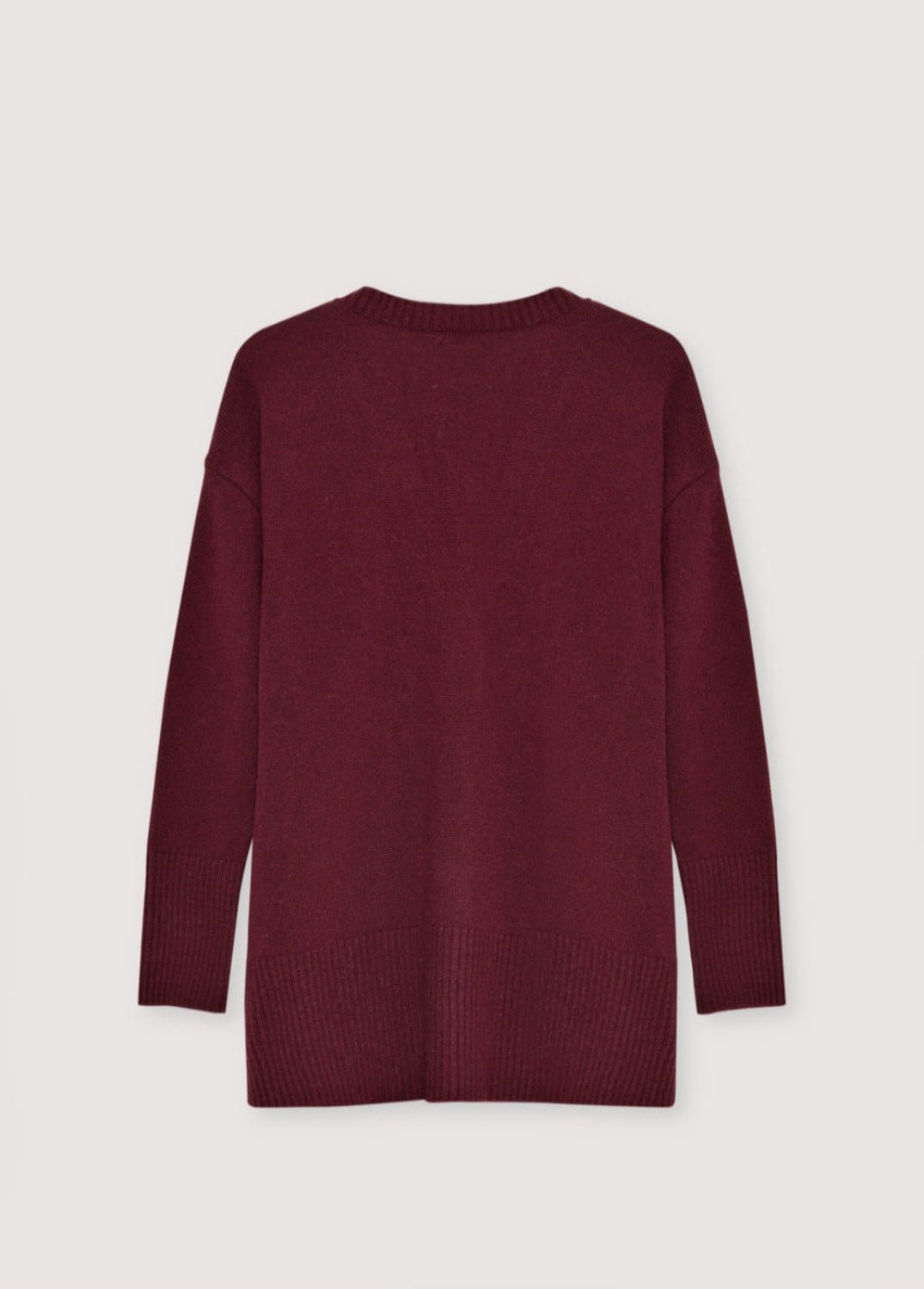 Pull marron sur fond gris clair