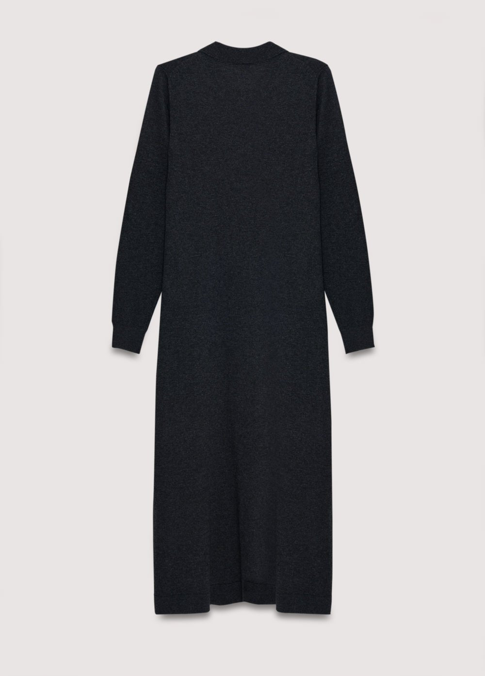 Robe longue en maille fine confectionnée en cachemire et laine. Il présente des poignets et une encolure côtelés avec une patte et des boutons.