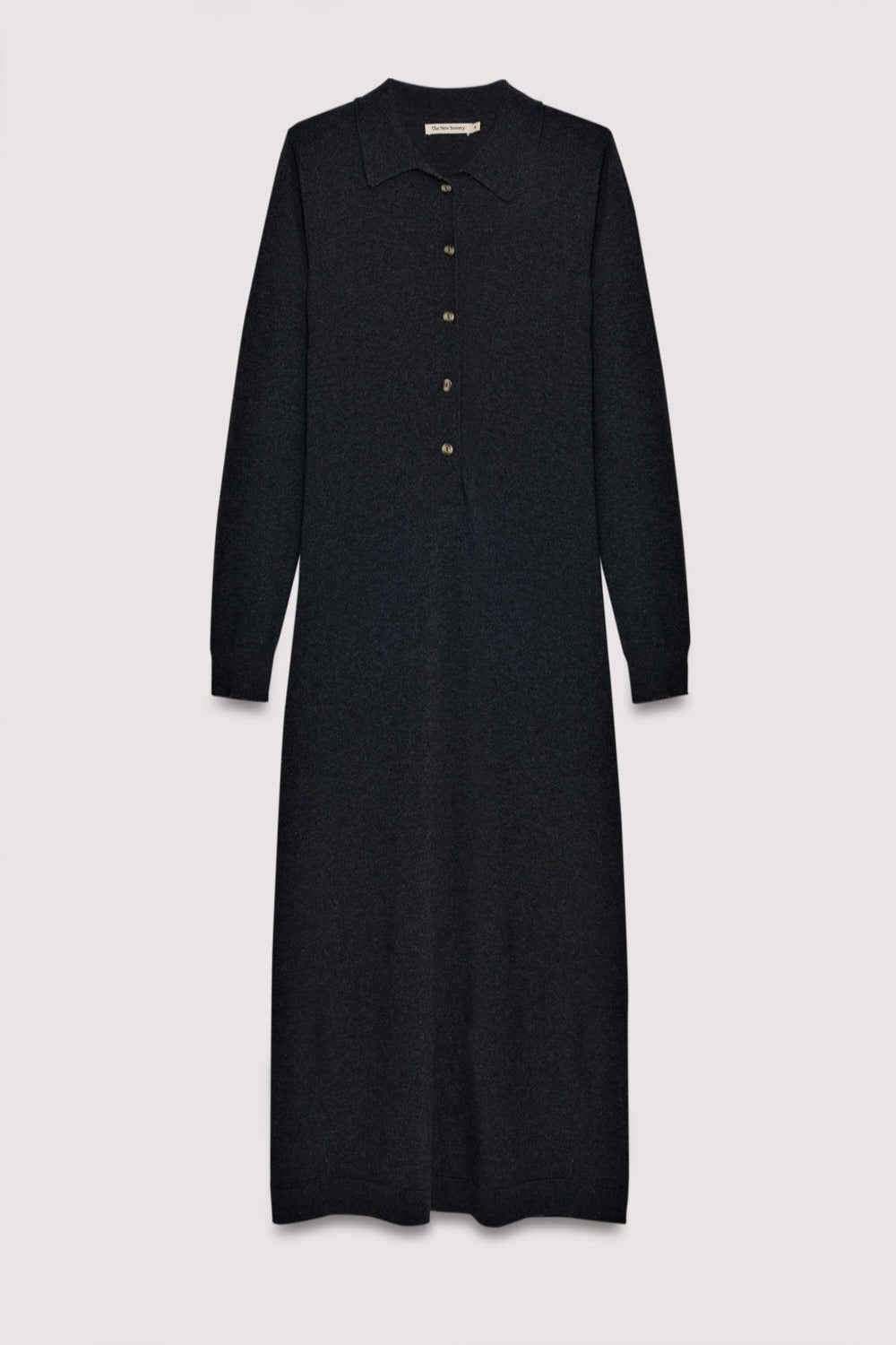 Robe longue en maille fine confectionnée en cachemire et laine. Il présente des poignets et une encolure côtelés avec une patte et des boutons.