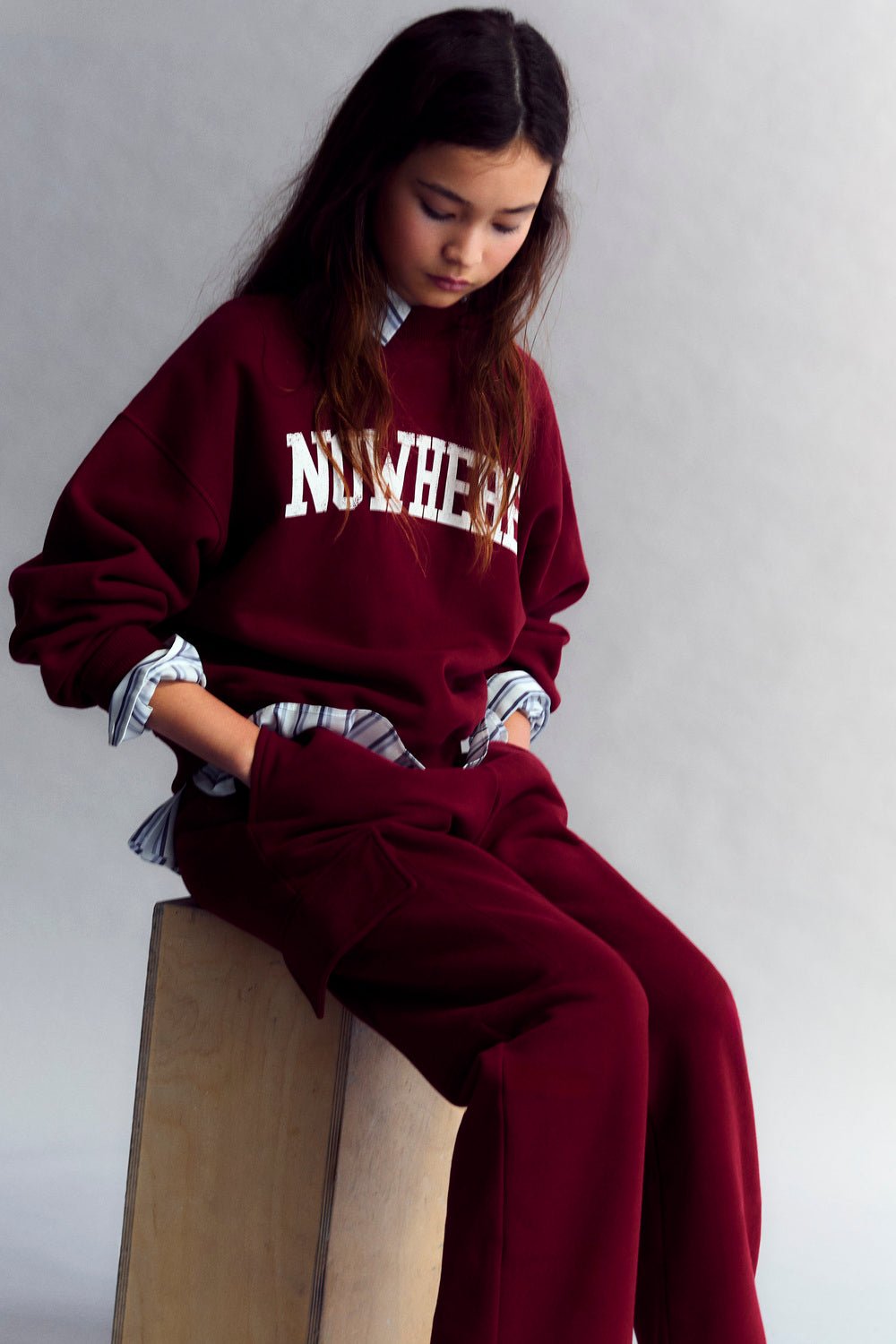 Straight-leg fleece joggers with an elastic waistband and two cargo-style pockets. Brushed on the inside and outside.