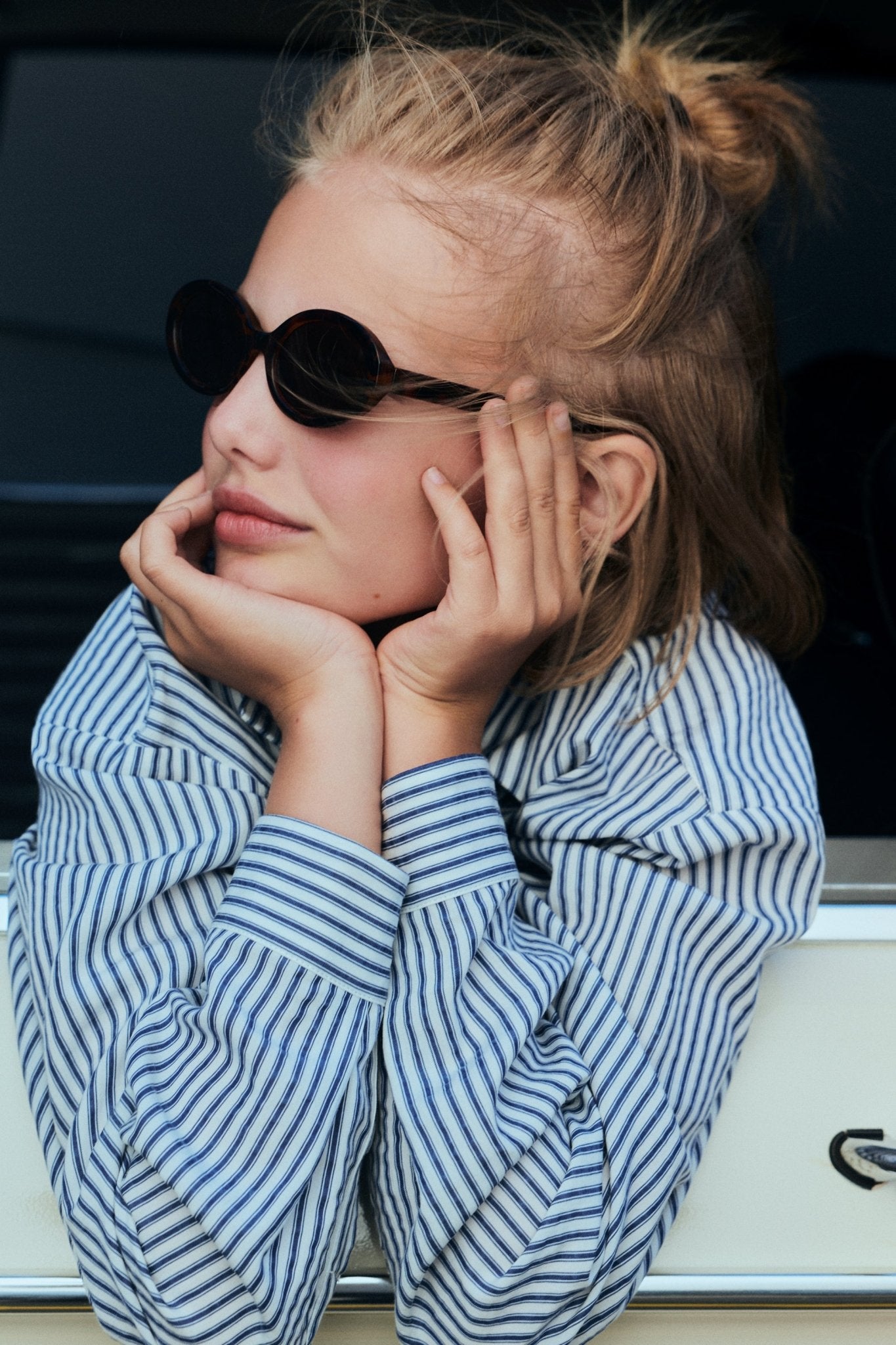 산뜻하고 가벼운 스트라이프 텐셀 원단으로 제작된 클래식 셔츠를 이제 다양한 스타일로 만나보실 수 있습니다. Teen 버전