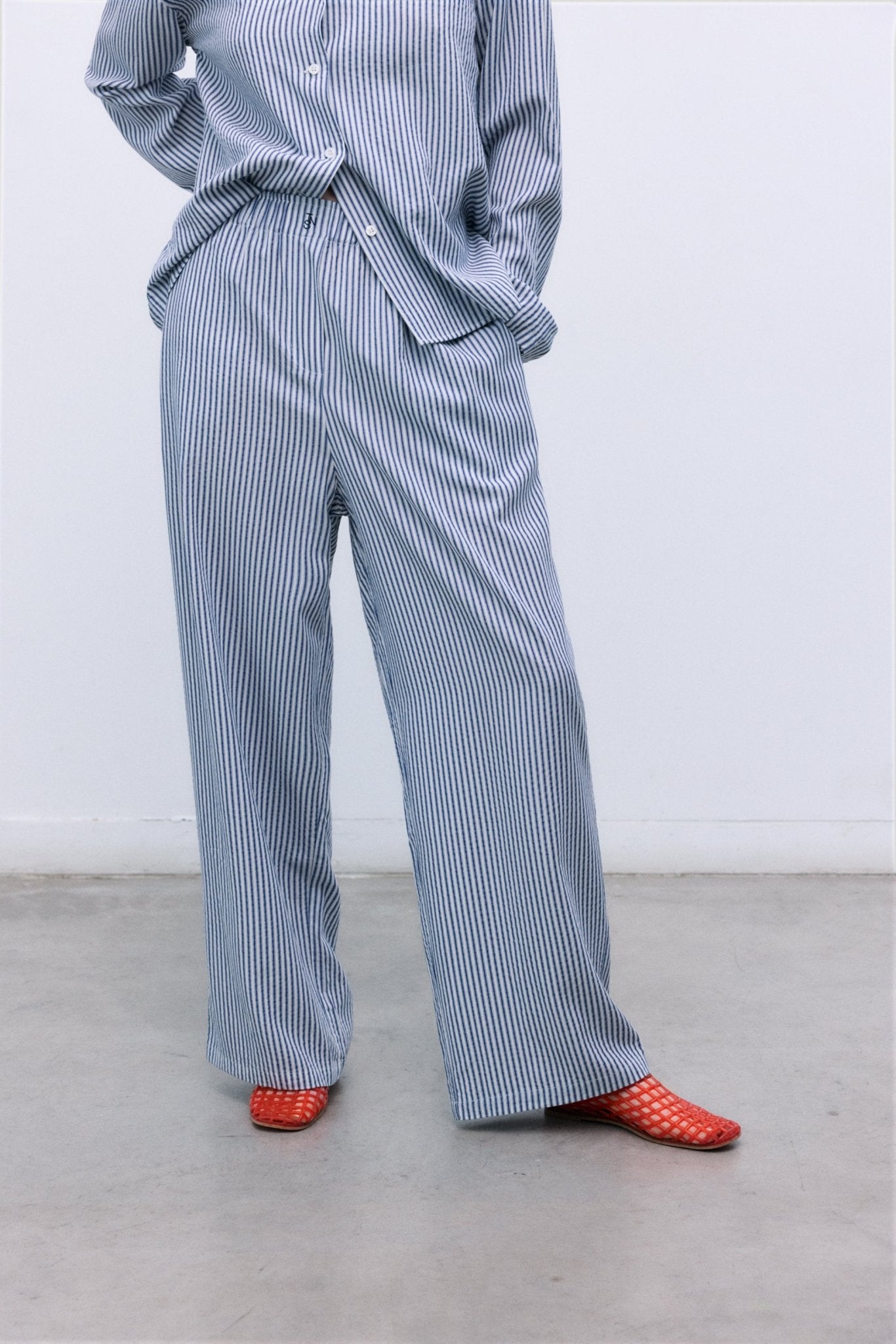 여름에 딱 맞는 산뜻하고 가벼운 원단인 100% 텐셀로 제작된 베스트셀러 스타일 중 하나입니다.