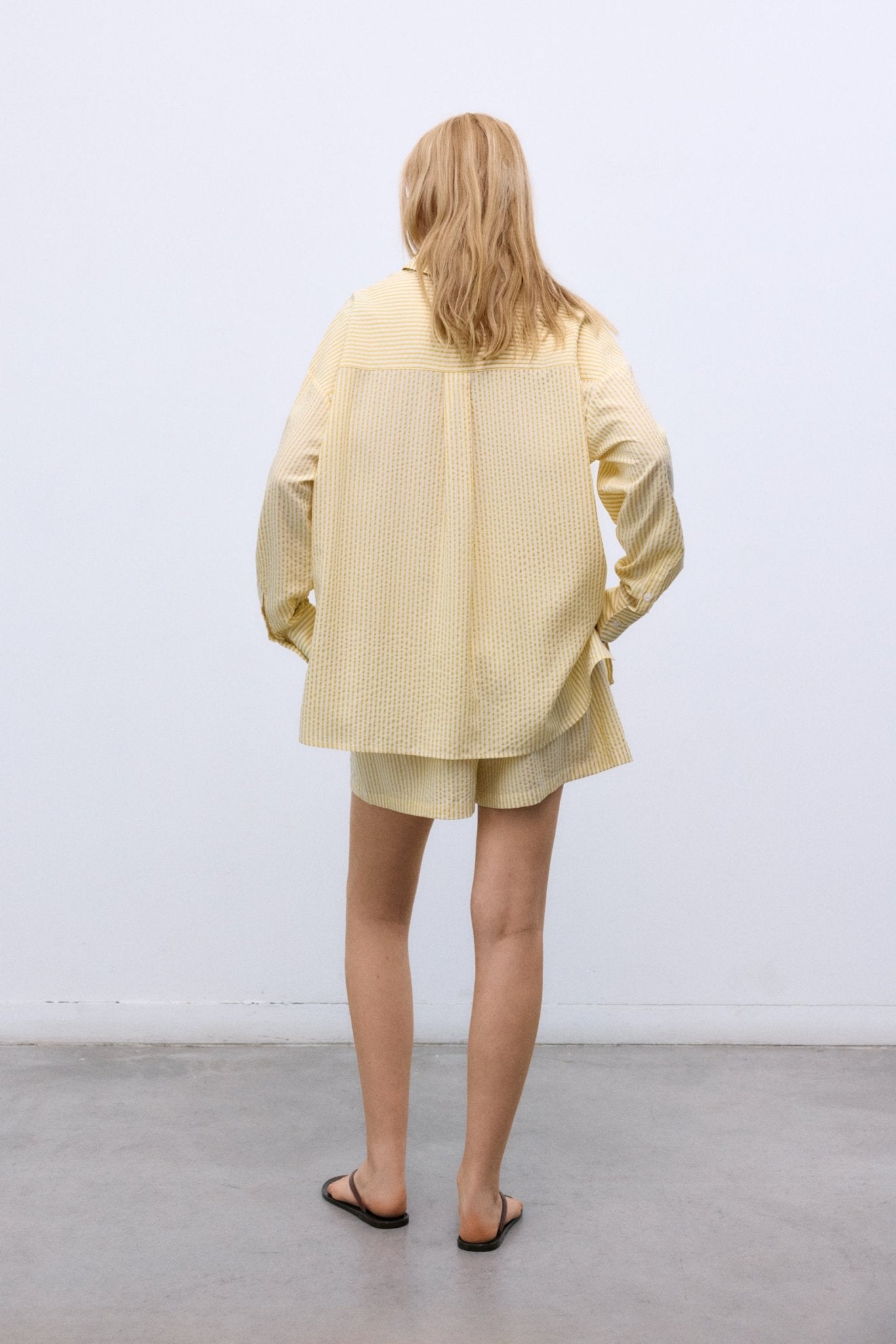 100% 텐셀로 제작된 생동감 넘치는 노란색 색조의 스트라이프 반바지는 산뜻하고 부드러우며 활용도가 높습니다.