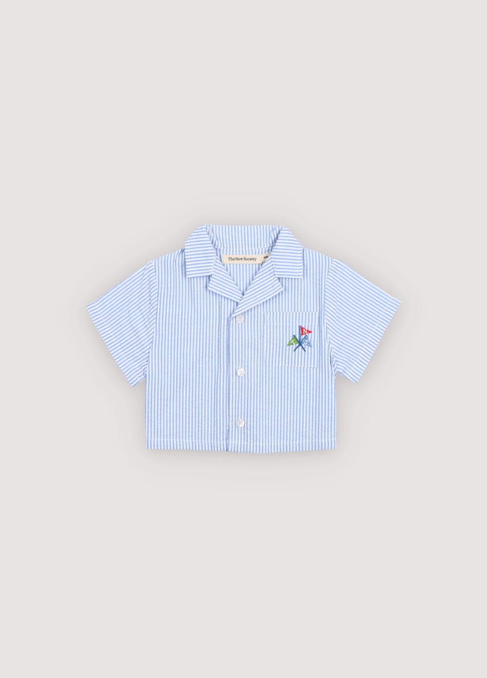 100% 면 시어서커 소재로 제작된 반소매 셔츠. 전면 포켓과 경쾌하고 생동감 넘치는 브랜드 자수가 특징입니다.