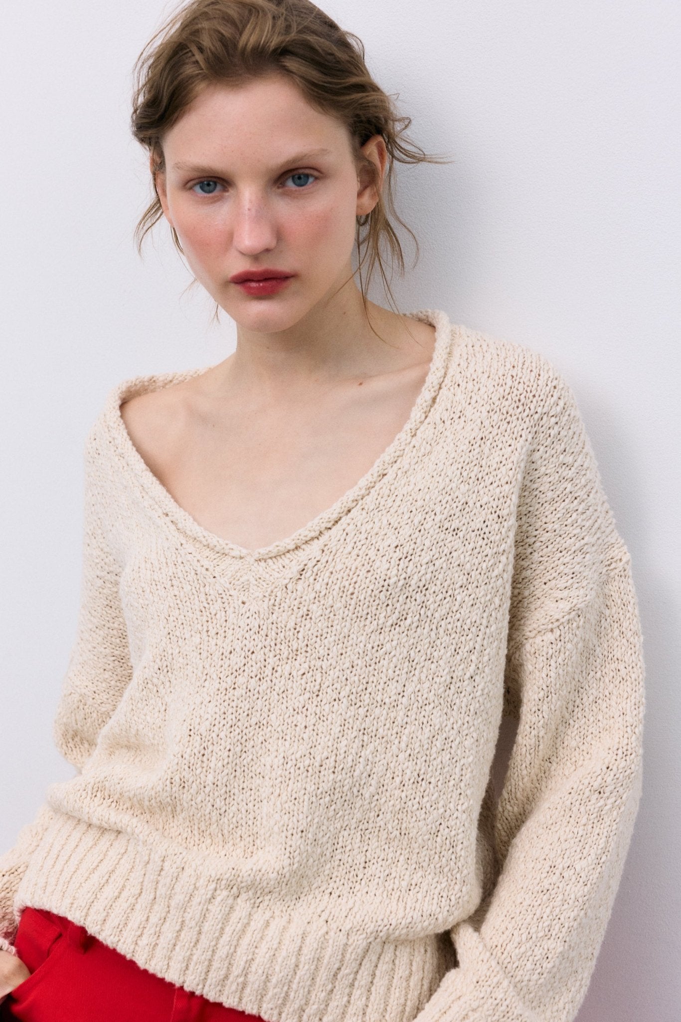 소박한 니트 질감으로 제작된 면 100% 스웨터로 자연스러우면서도 모던한 룩을 선사합니다.