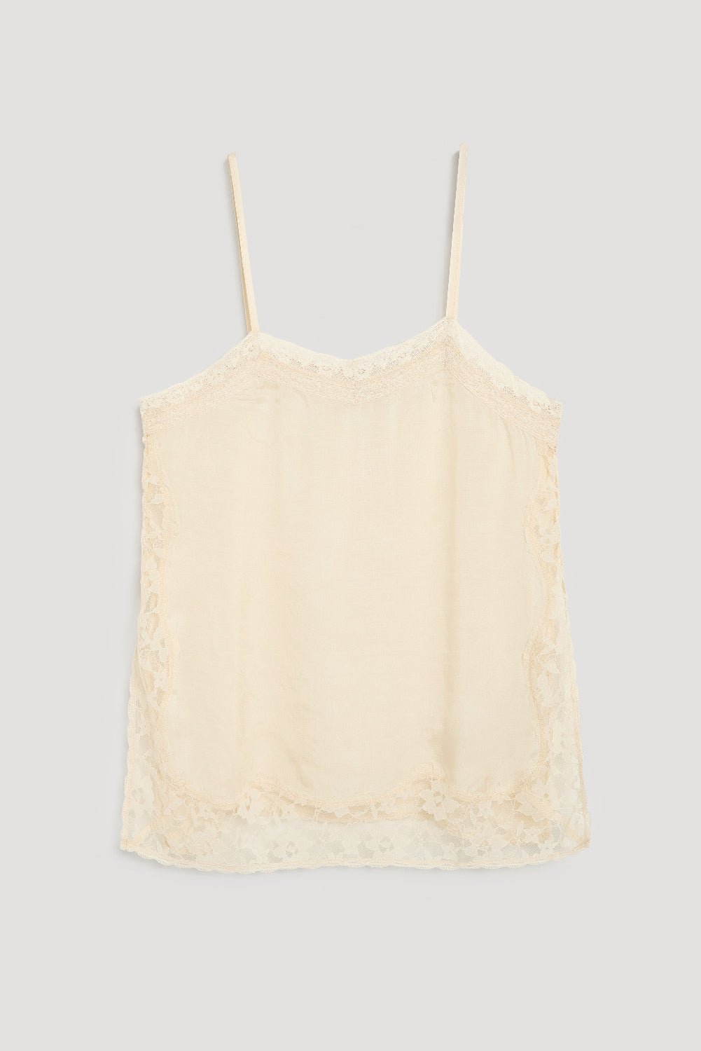 세련된 비스코스-실크 혼방 소재로 제작된 블라우스로, 우아하고 섬세한 레이스 디테일이 로맨틱한 느낌을 더해줍니다.