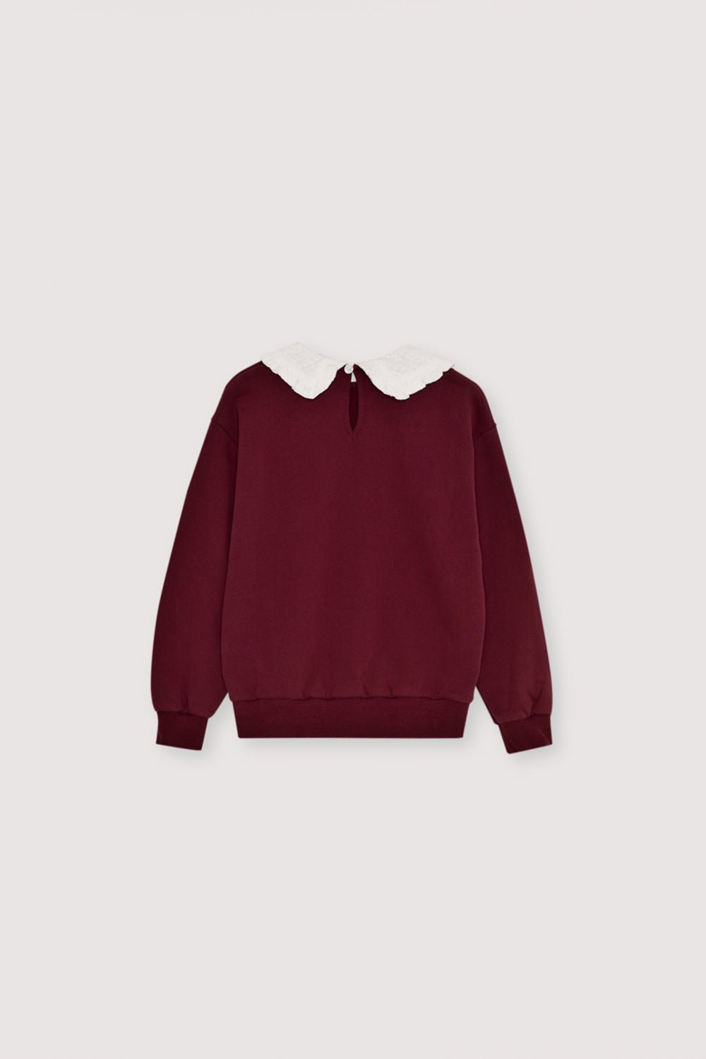 Brushed fleece sweatshirt with a brand print and collar with english embroidery. It features a teardrop opening on the back with a button closure. Brushed on the inside and outside.