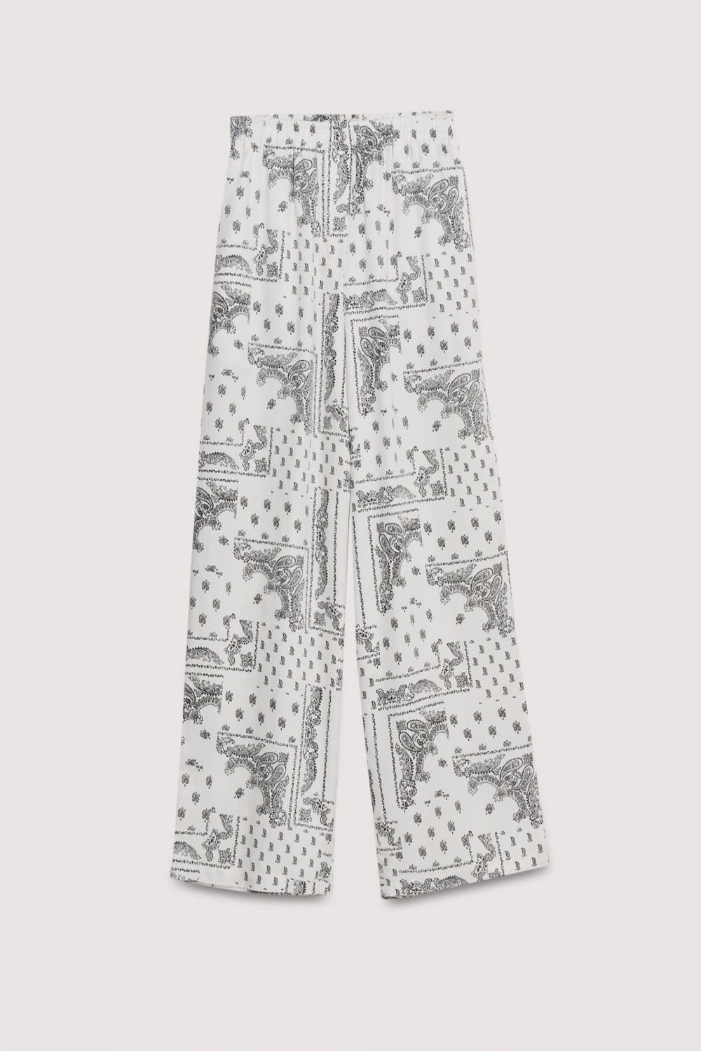 Wide-leg pants made of 100% Tencel with a beautiful bandana print and an elastic waistband. It features side pockets. It can be paired with the matching shirt and scarf to create a complete look.