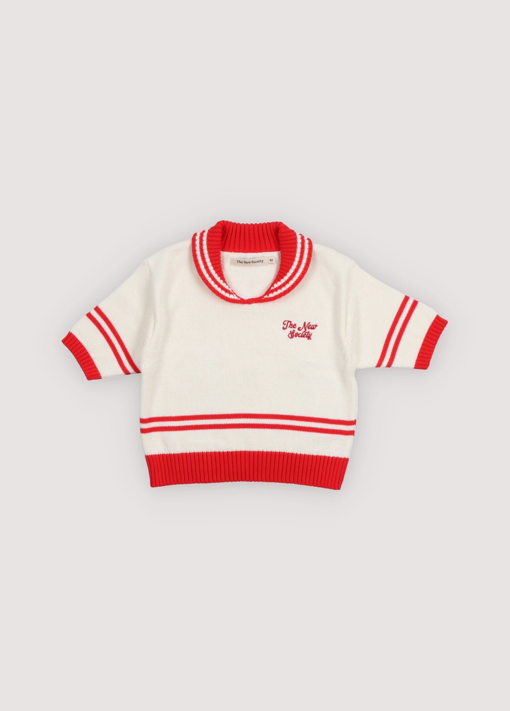 Ein leichtes Strickpolo mit kontrastierenden Besätzen und einem neuen gestickten Markenlogo auf der Brust für einen dezenten, stilvollen Touch.