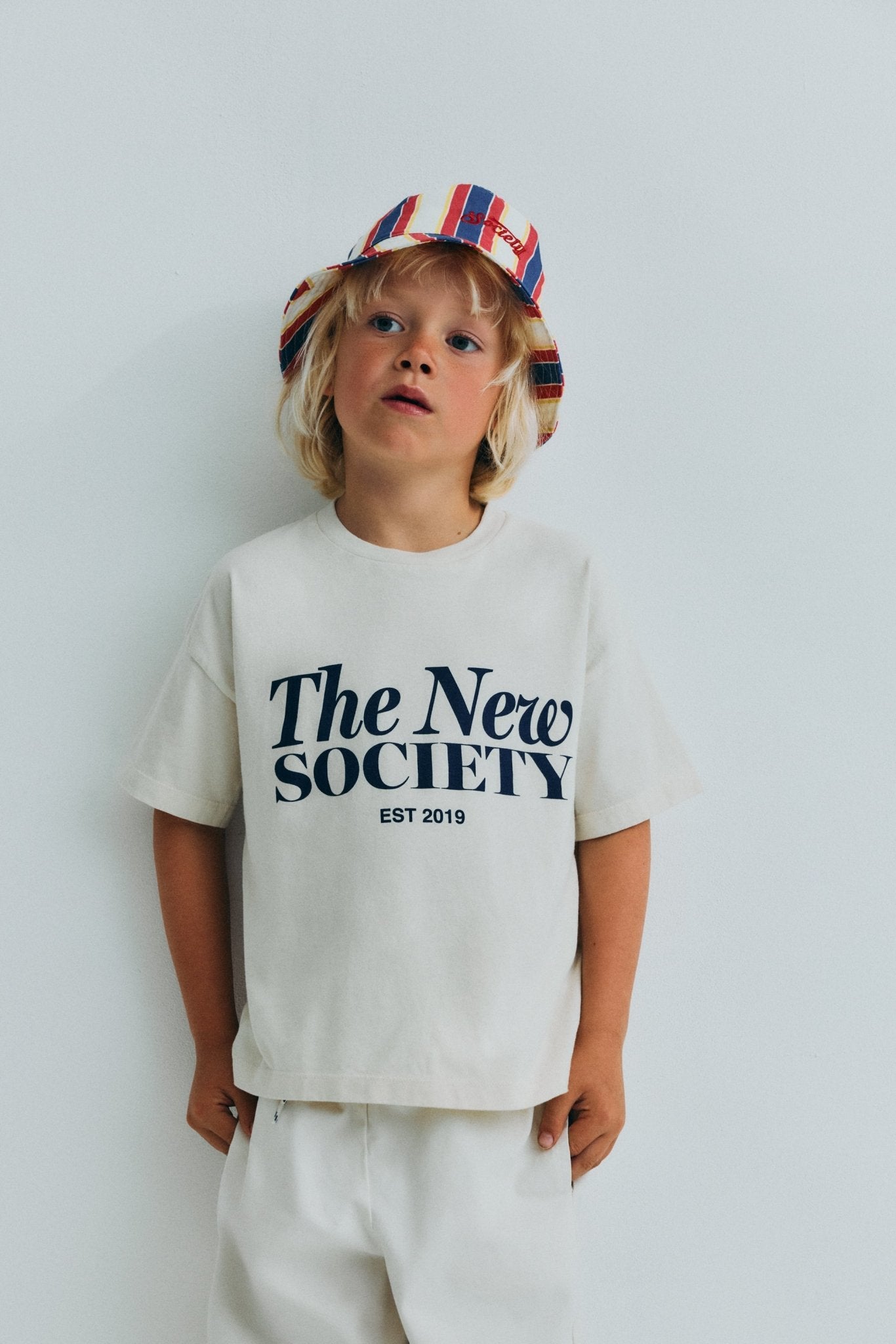 Weiches, atmungsaktives Jersey-T-Shirt mit kontrastierendem Markenaufdruck auf der Vorderseite für einen frischen, lässigen Look.