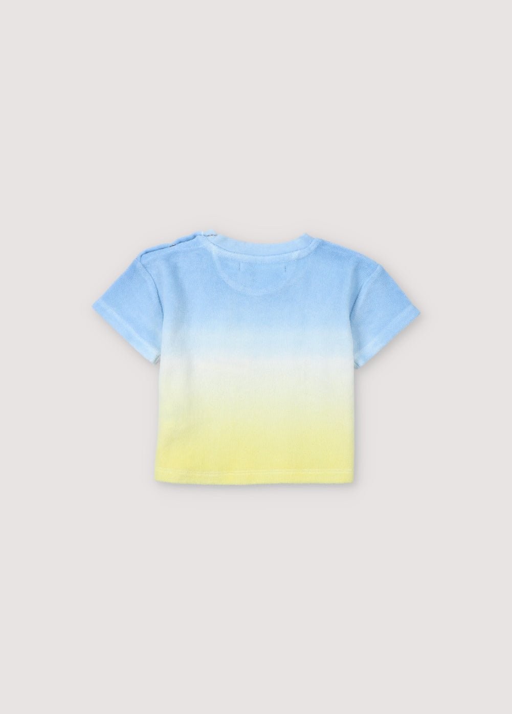Chemise en tissu éponge tie-dye avec col côtelé et ouverture d'épaule avec boutons-pression ton sur ton. Il présente une broderie de la marque sur la poitrine dans un ton assorti. Parfait à associer avec le bloomer assorti. Collection Printemps Été. The New Society.